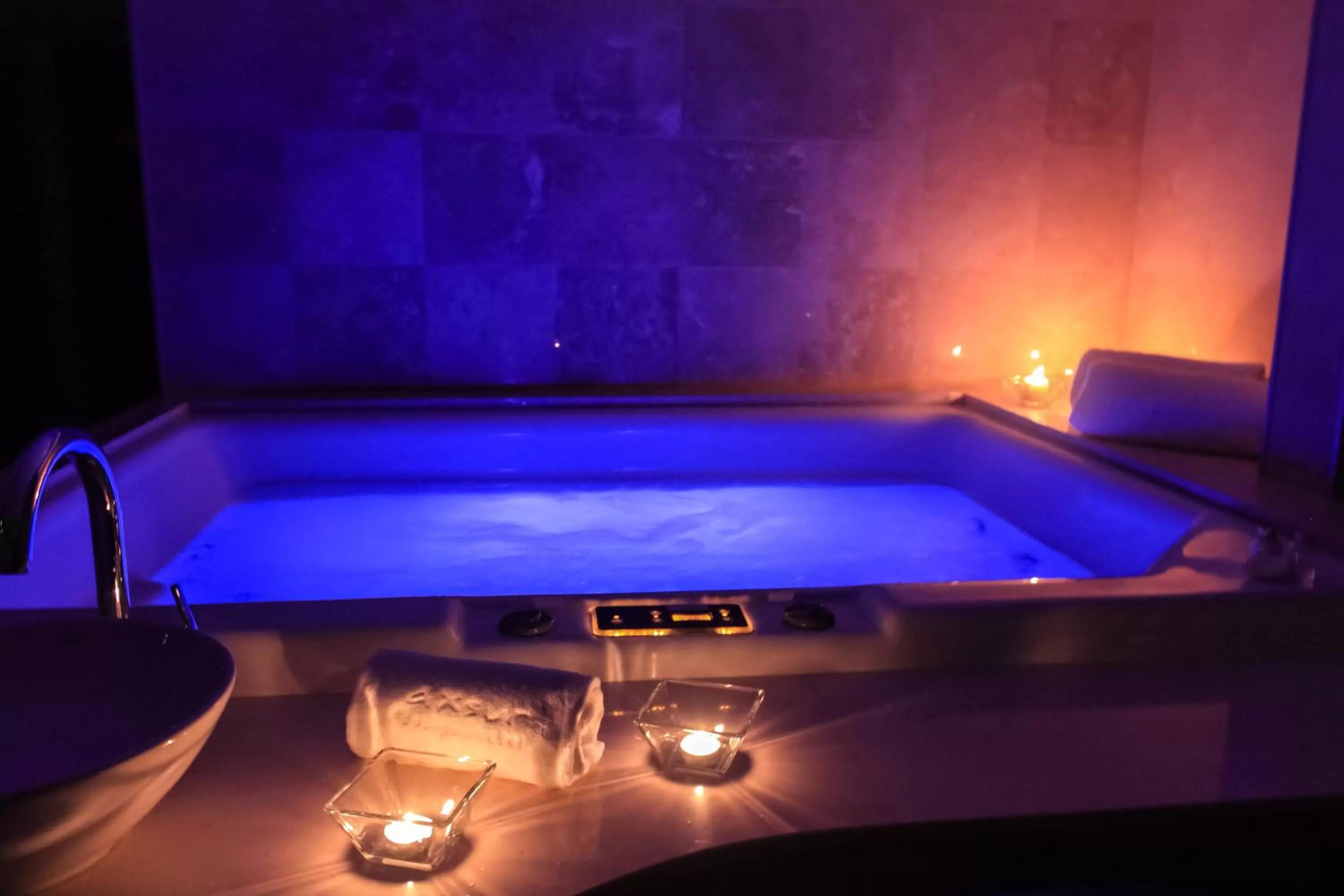 Hot Tub in AXSUR Design Hotel