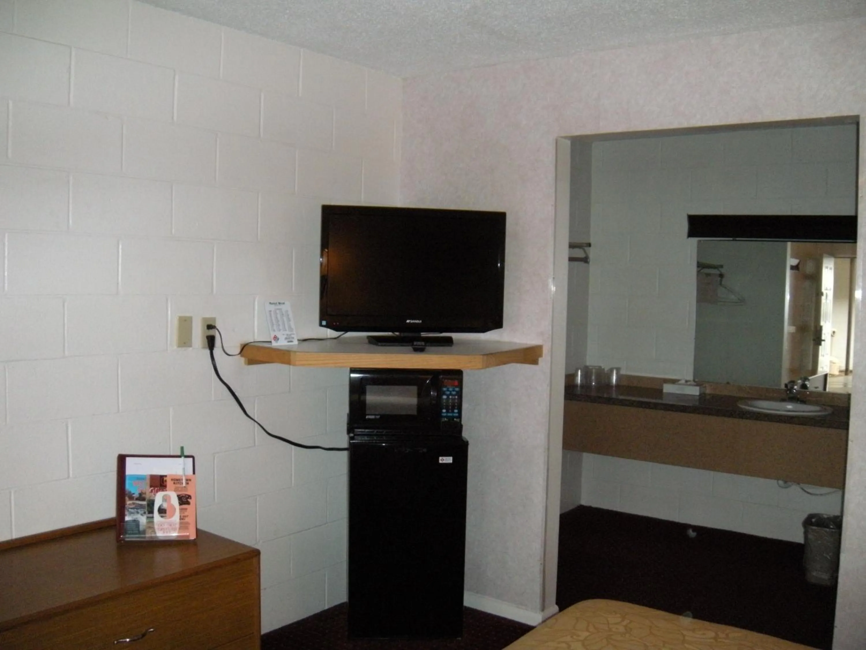 TV and multimedia in Motel West