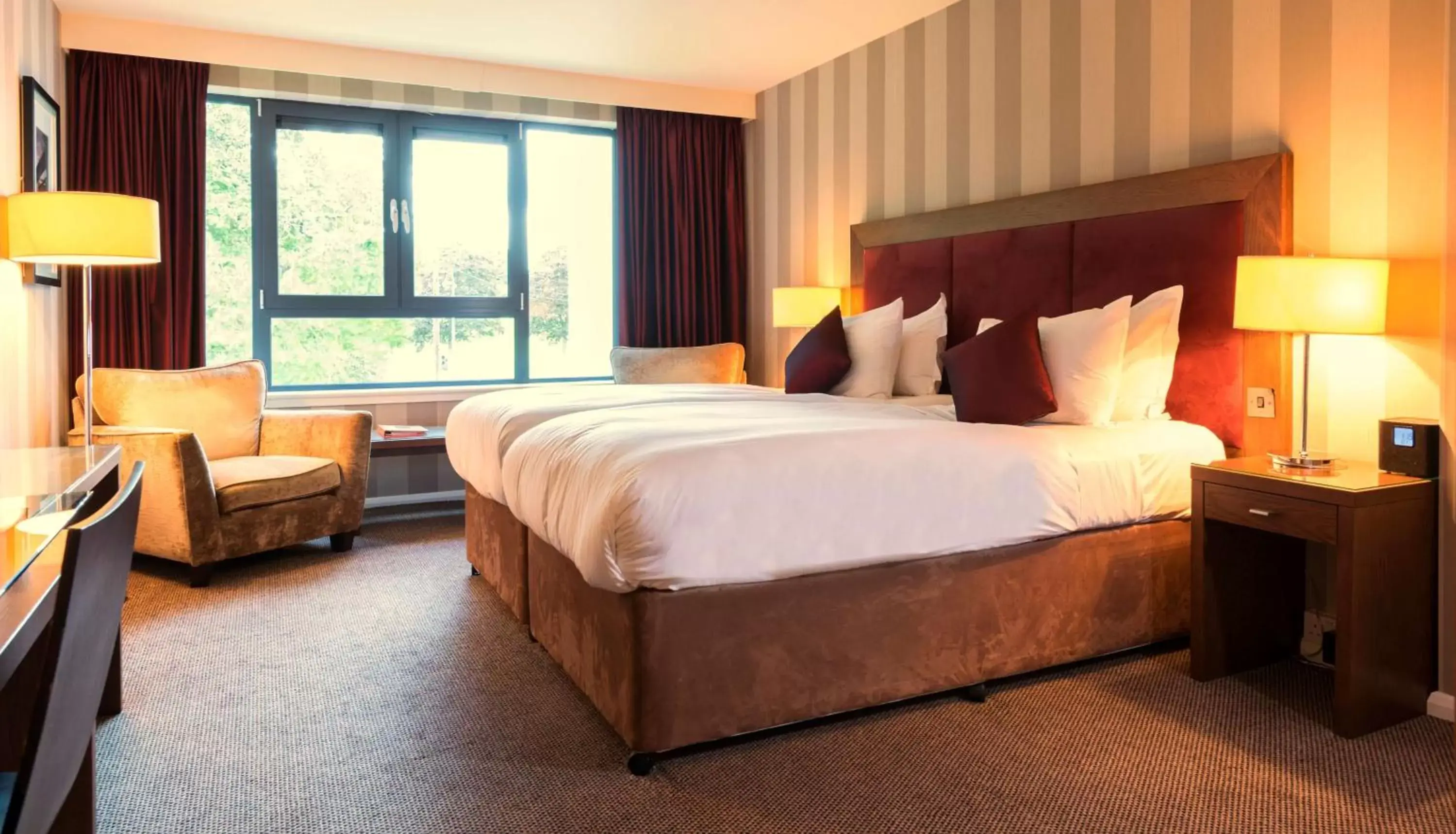 Photo of the whole room, Bed in Kingsmills Hotel