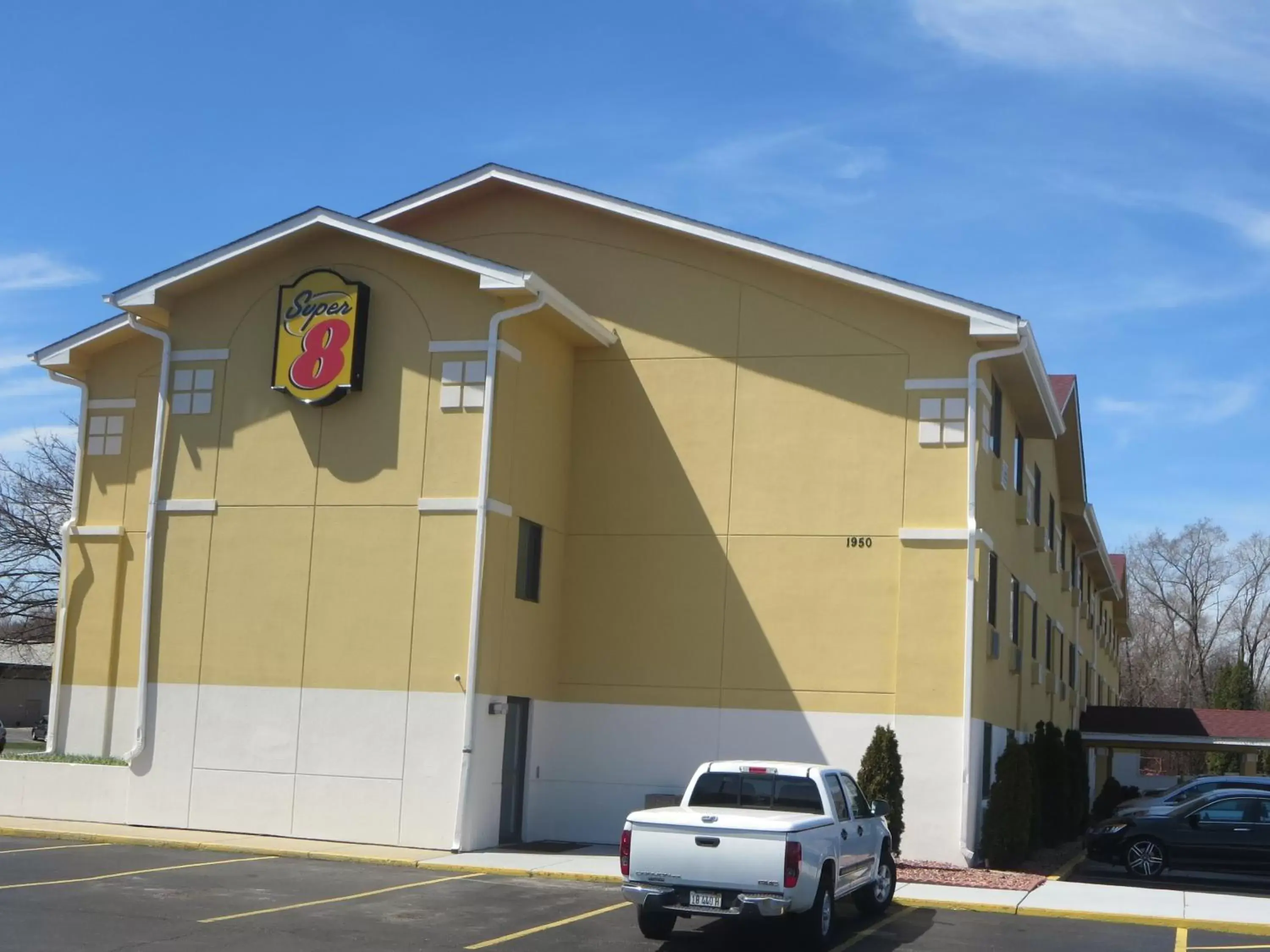 Property building in Super 8 by Wyndham Mundelein/Libertyville Area Property building in Super 8 by Wyndham Mundelein/Libertyville Area