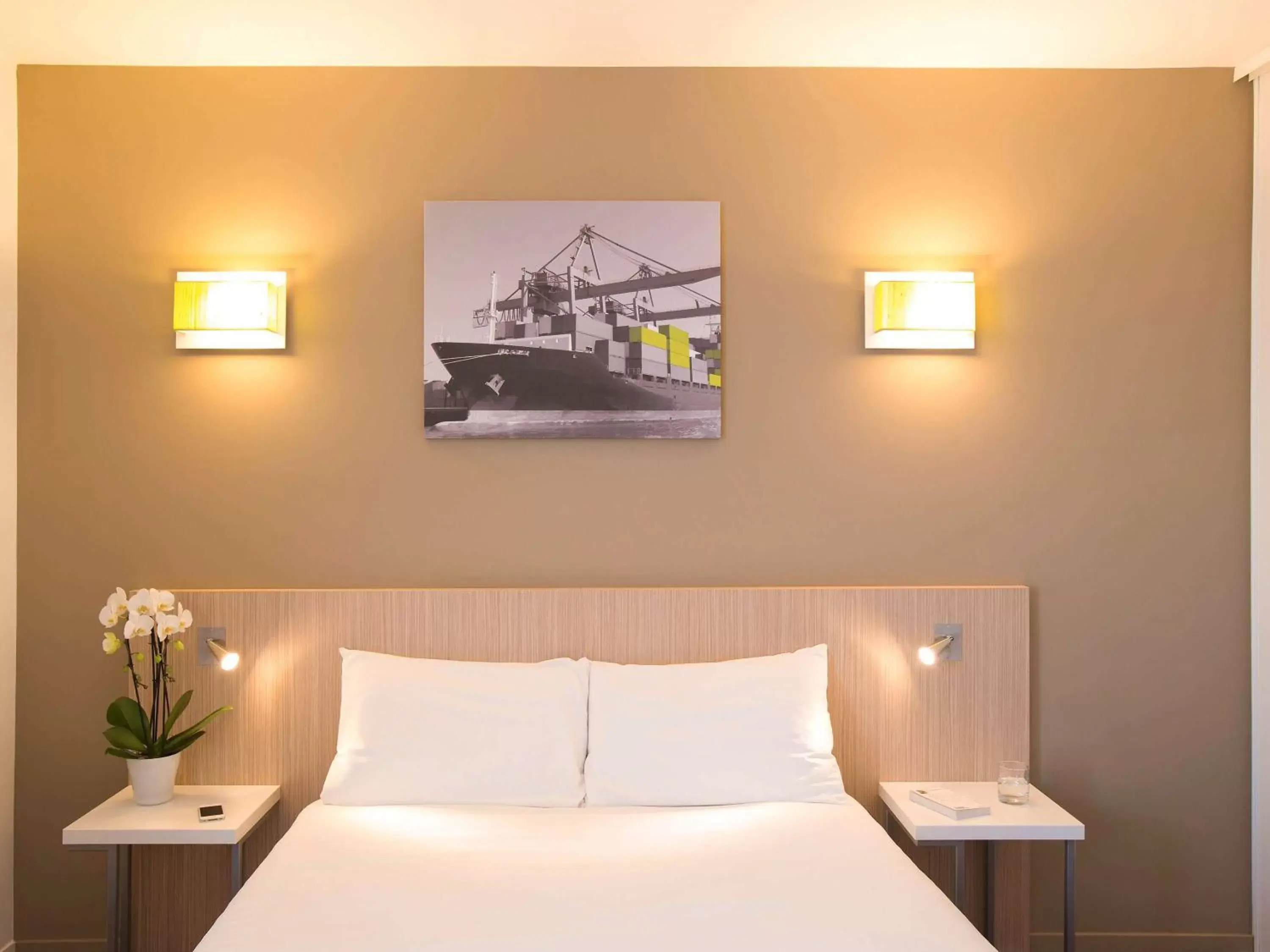 Photo of the whole room, Bed in Aparthotel Adagio Access Le Havre Les Docks