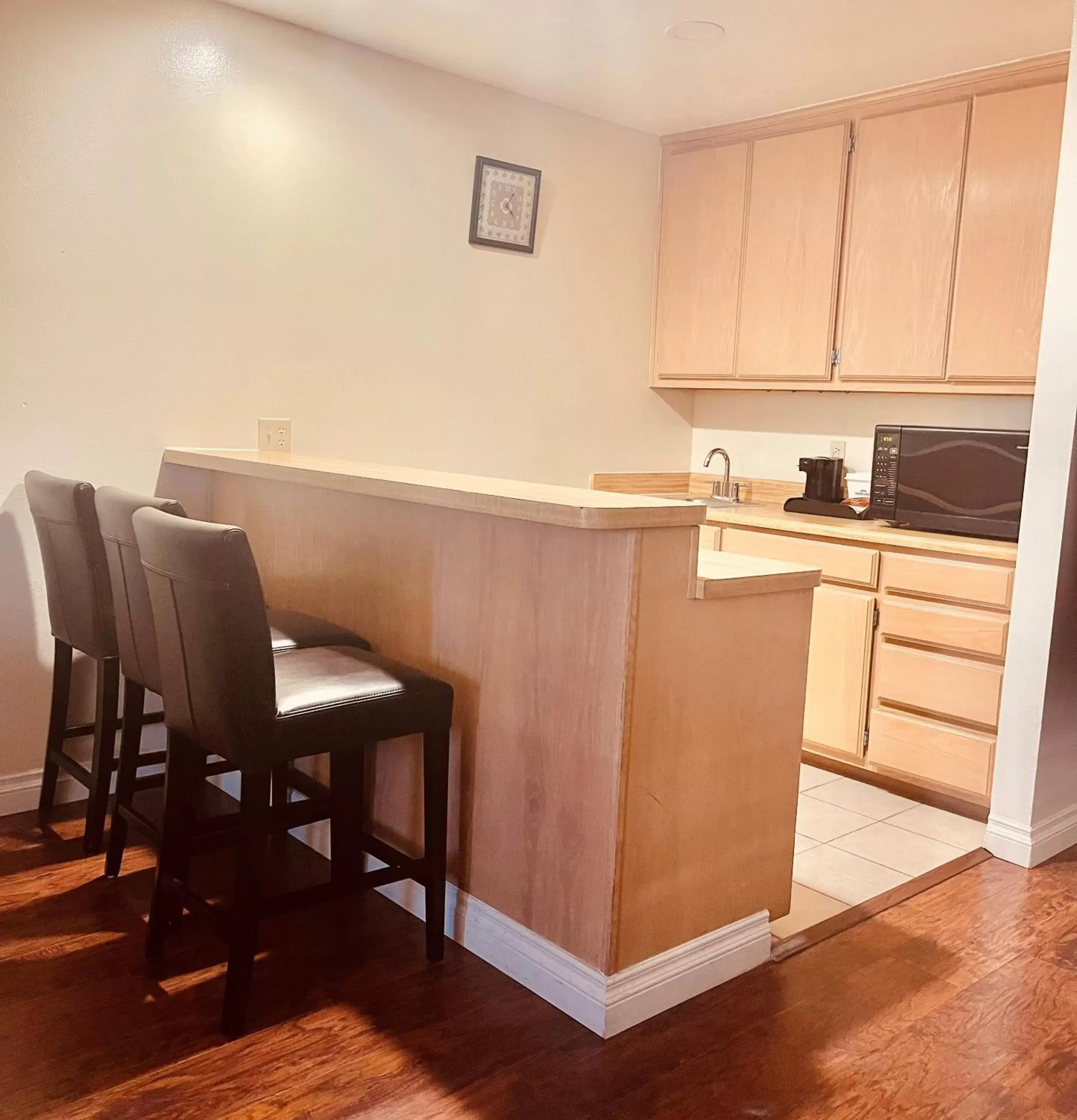 Kitchen/Kitchenette in Howard Johnson by Wyndham Buena Park