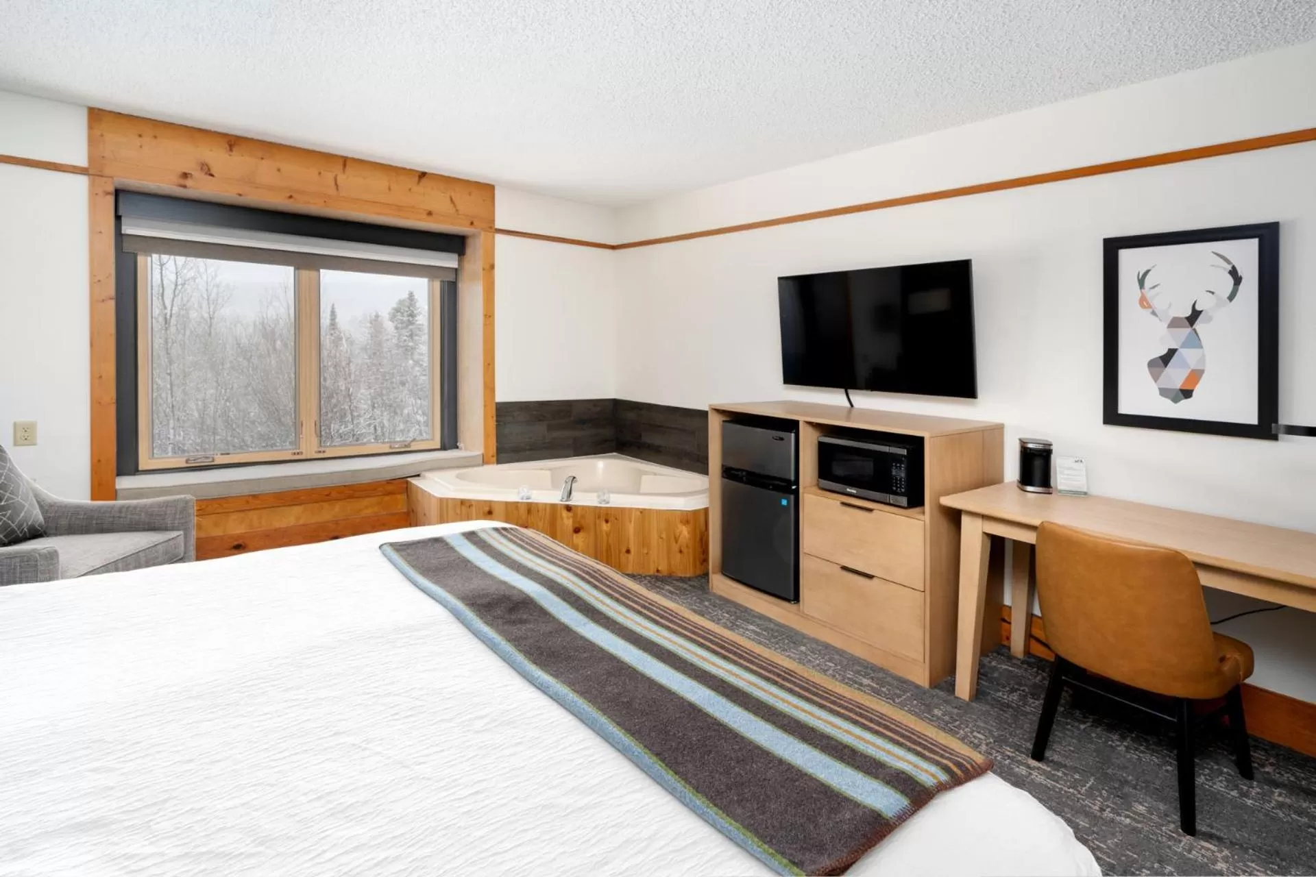 Photo of the whole room, Bed in Caribou Highlands Lodge