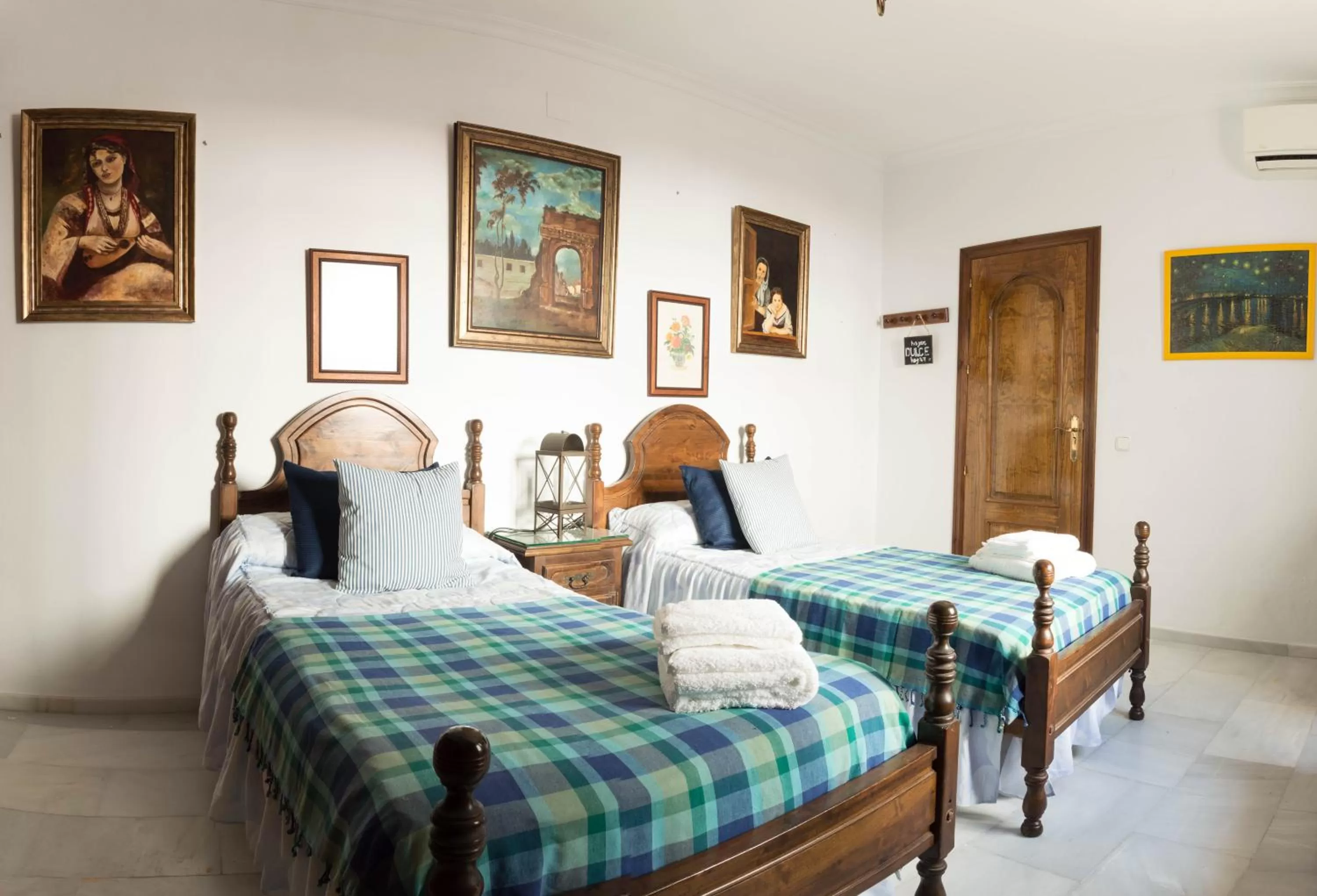 Photo of the whole room, Bed in Boutique house LujoPobre