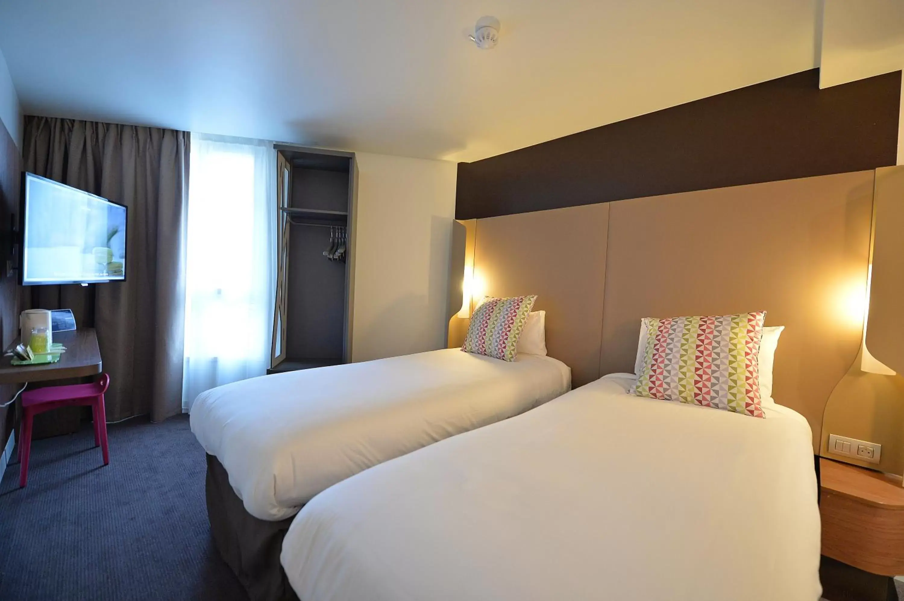 Bedroom, Bed in CAMPANILE PARIS - Clichy Centre