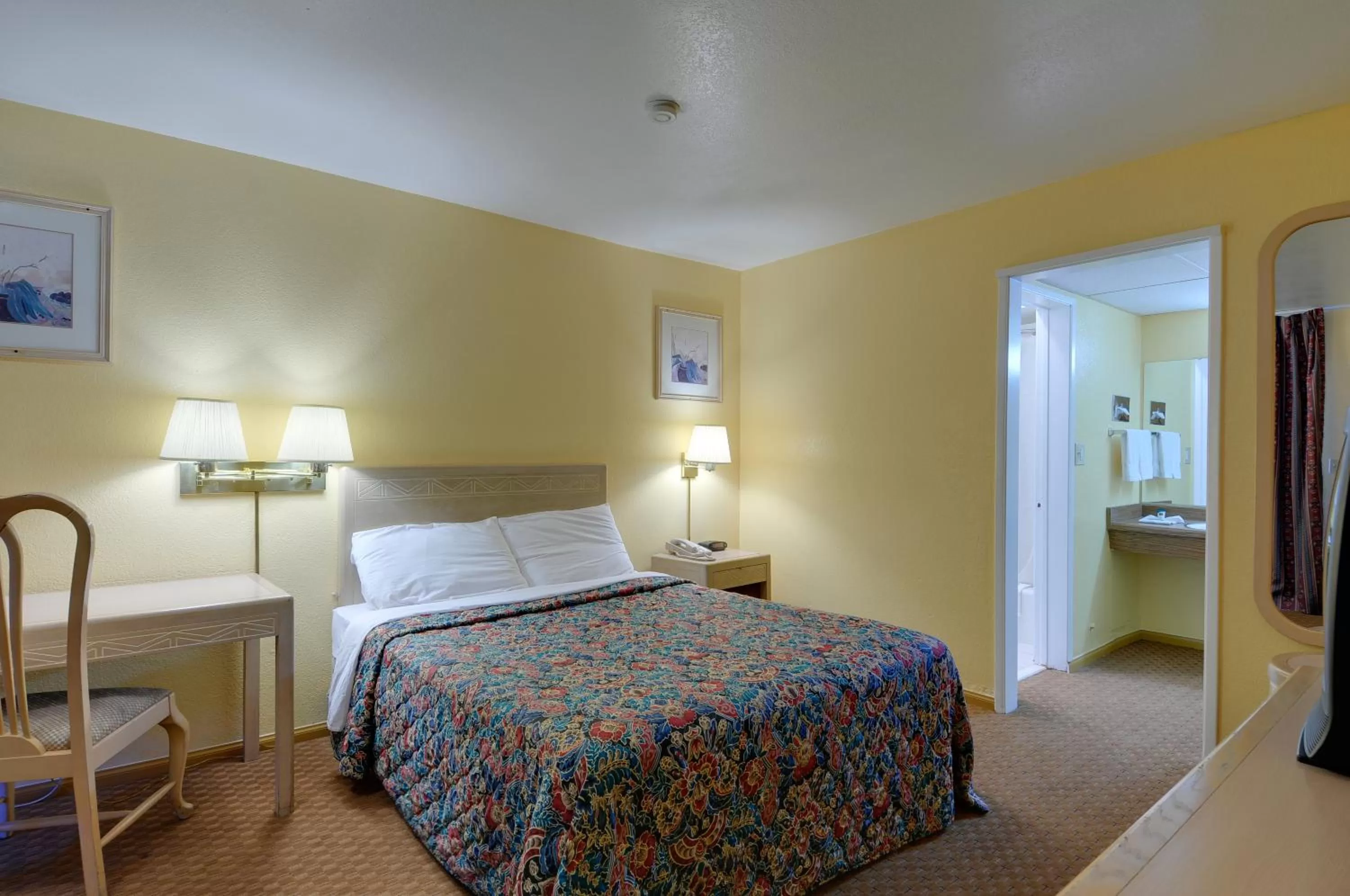 Photo of the whole room, Bed in Vagabond Inn San Pedro