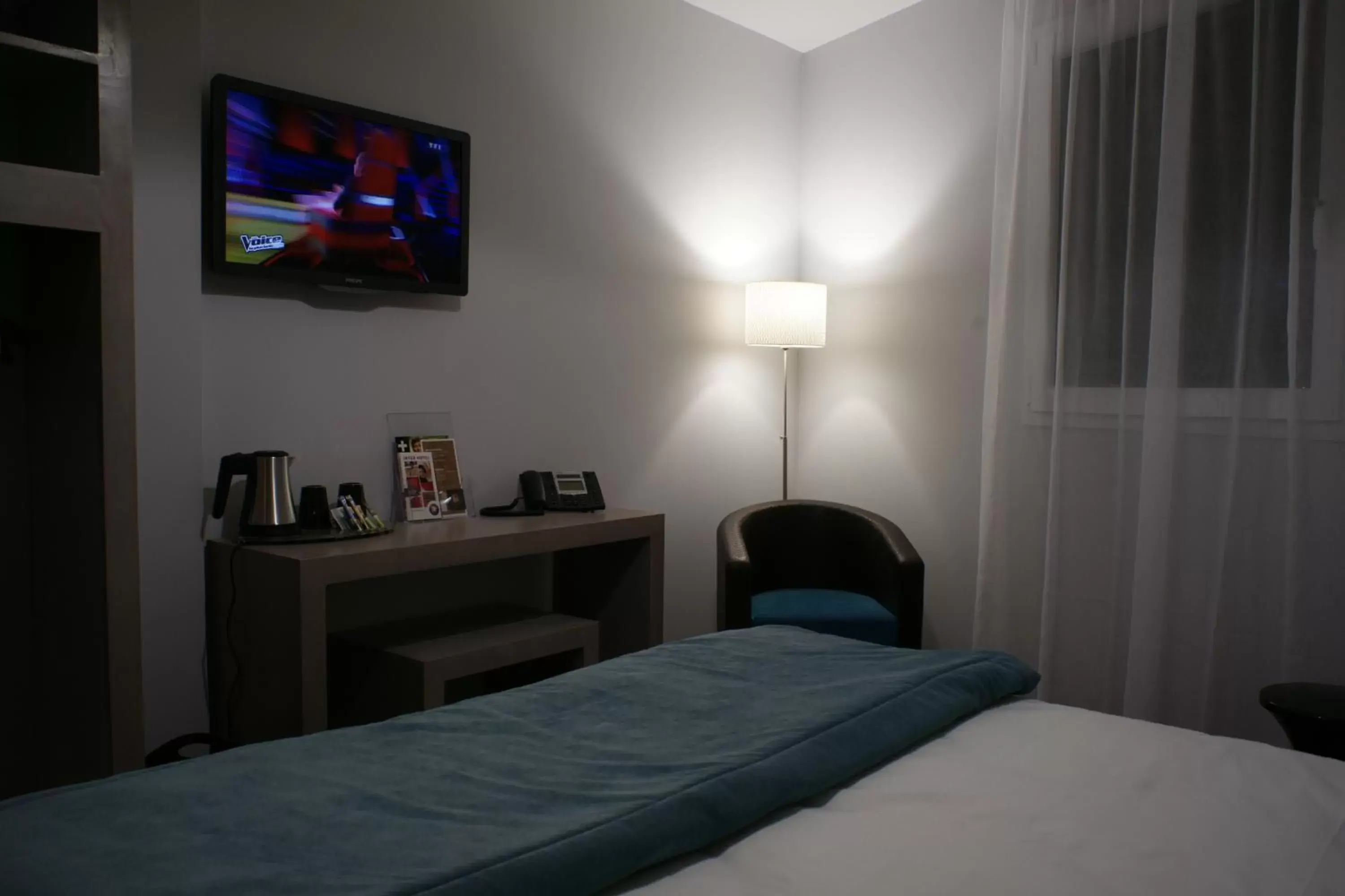 Bedroom, TV/Entertainment Center in The Originals Boutique, Hôtel La Grange, Niort (Qualys-Hotel)