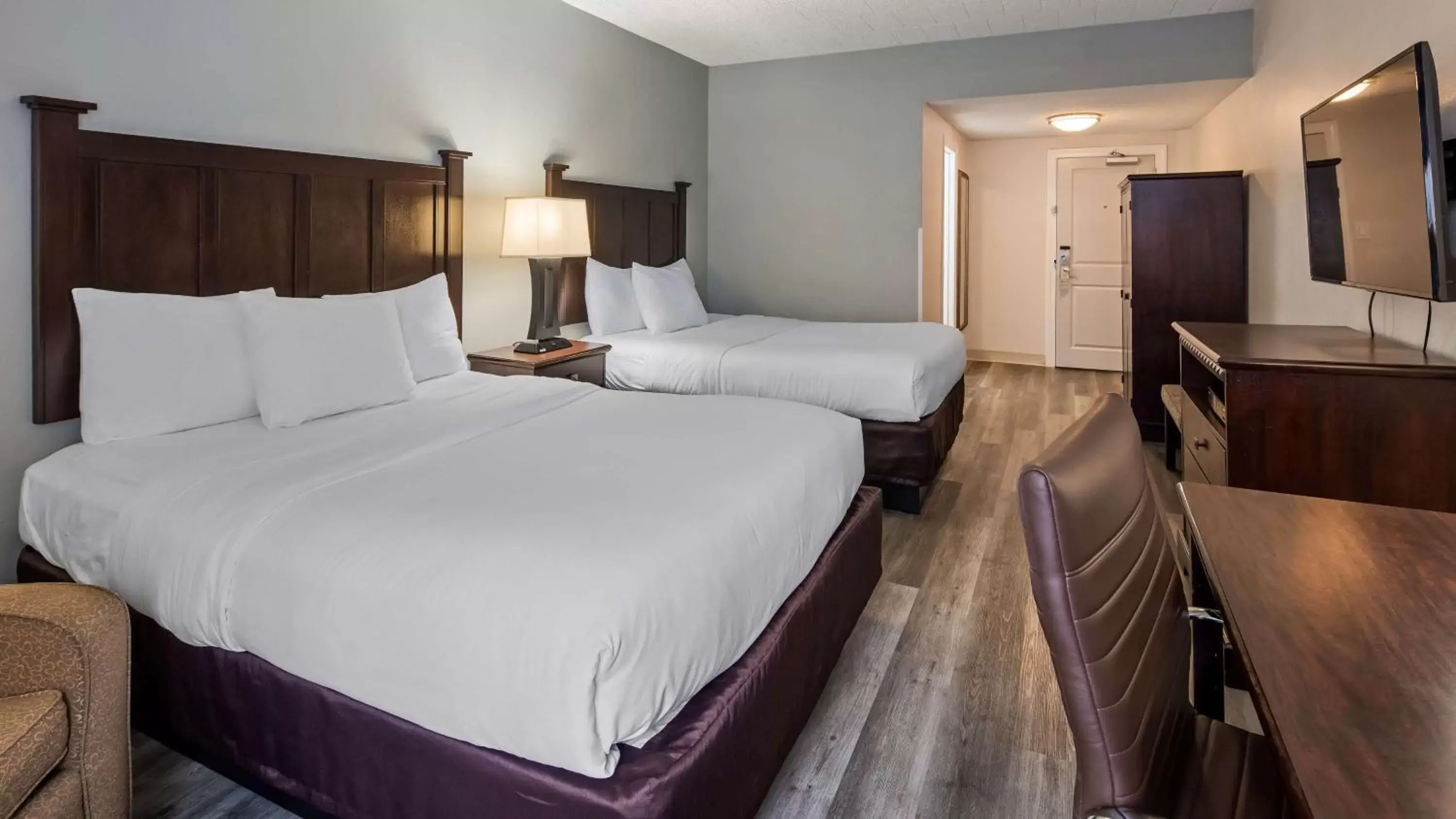 Bed in Best Western Paramus Hotel & Suites