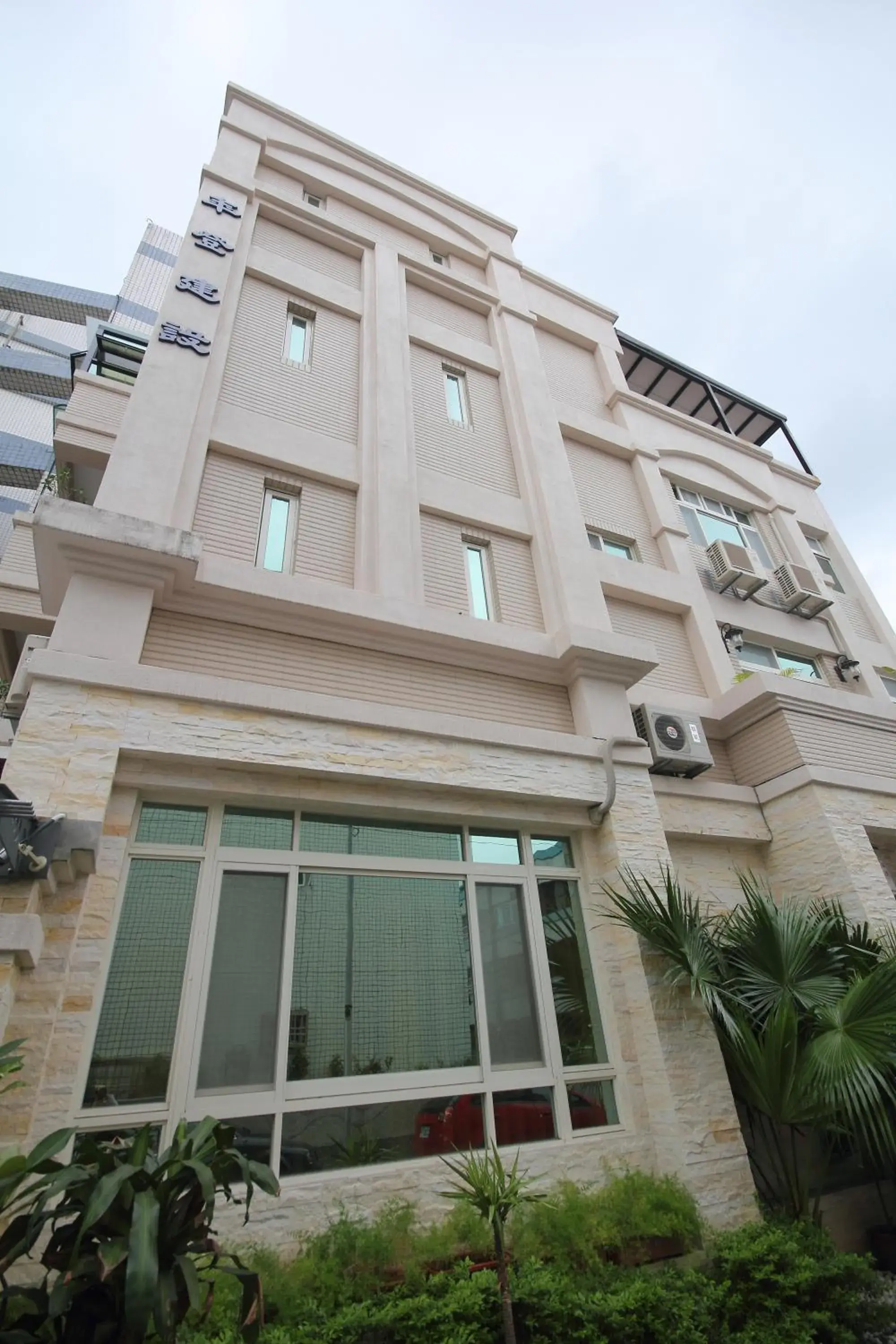 Facade/entrance, Property Building in Hualien Paris Home B&B