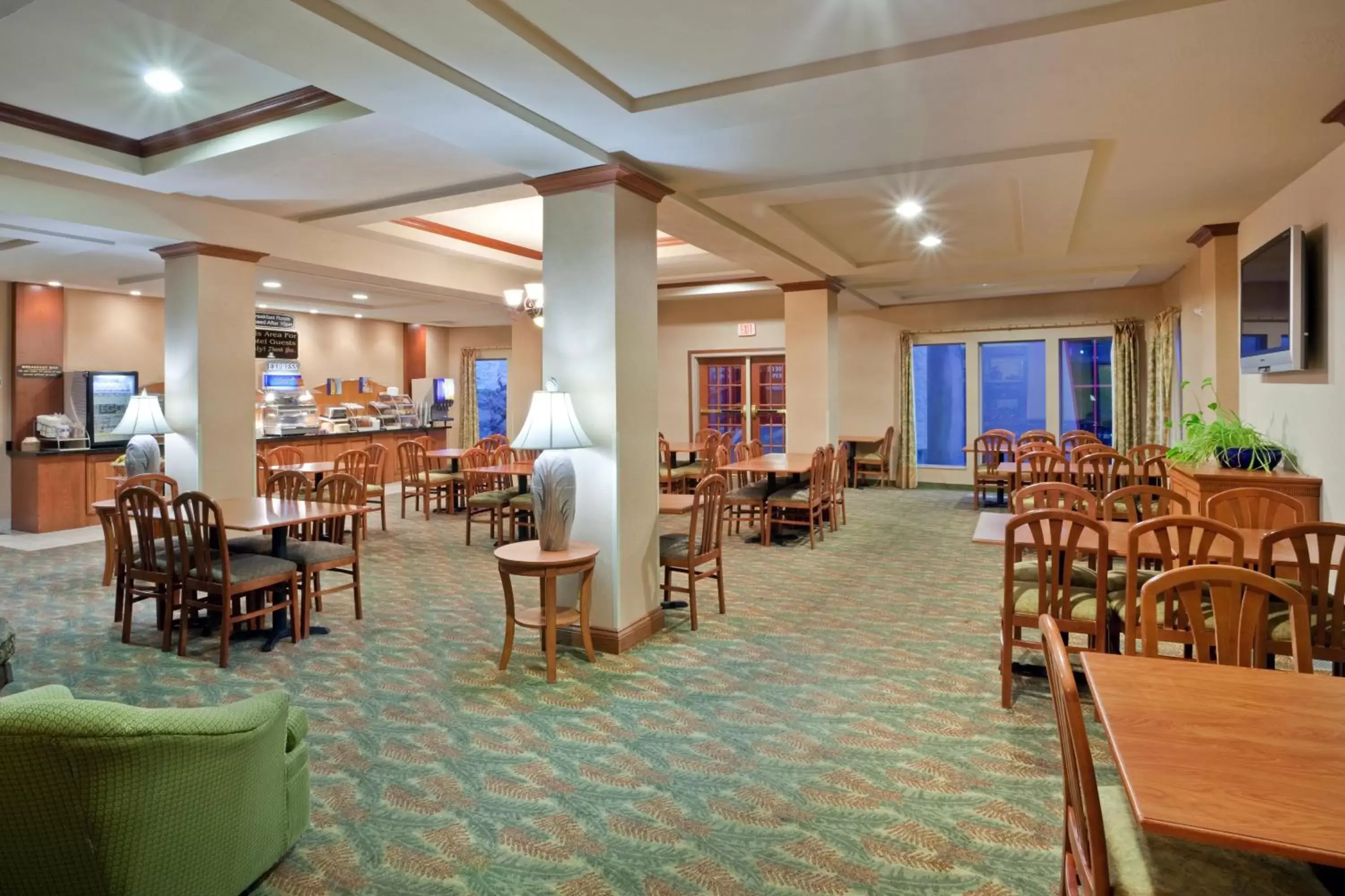 Restaurant/Places to Eat in Triple Play Resort Hotel & Suites