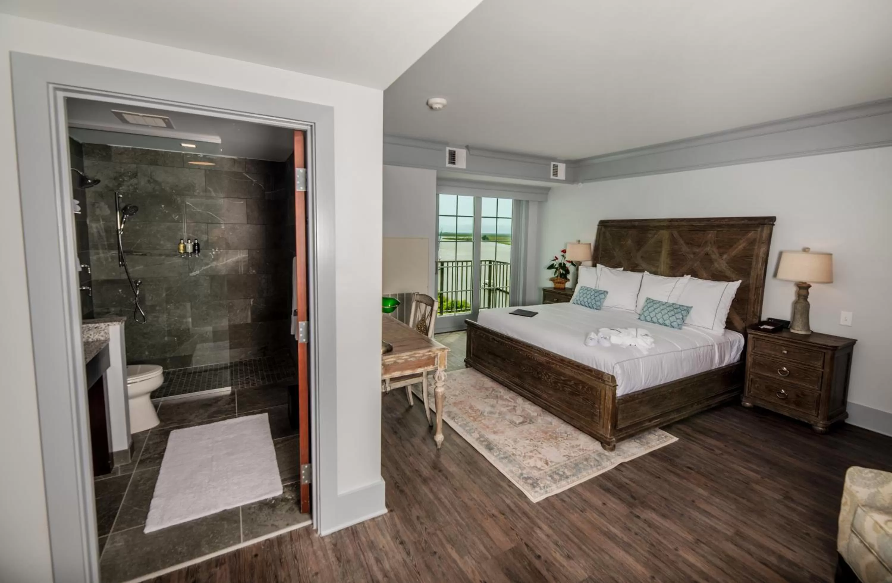 Guests, Bed in Oaks on the River