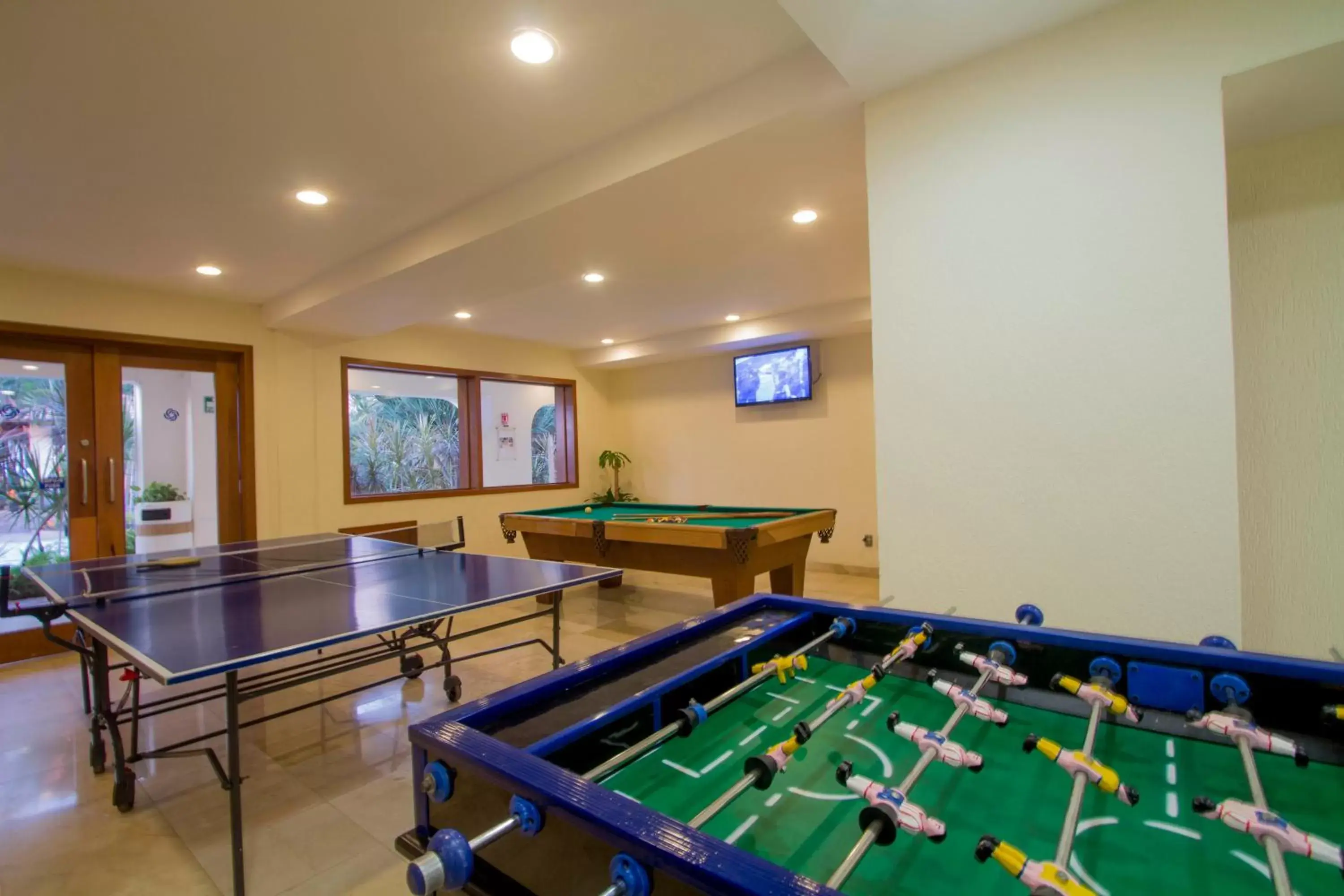 Communal lounge/ TV room, Table Tennis in Plaza Pelicanos Grand Beach Resort All Inclusive