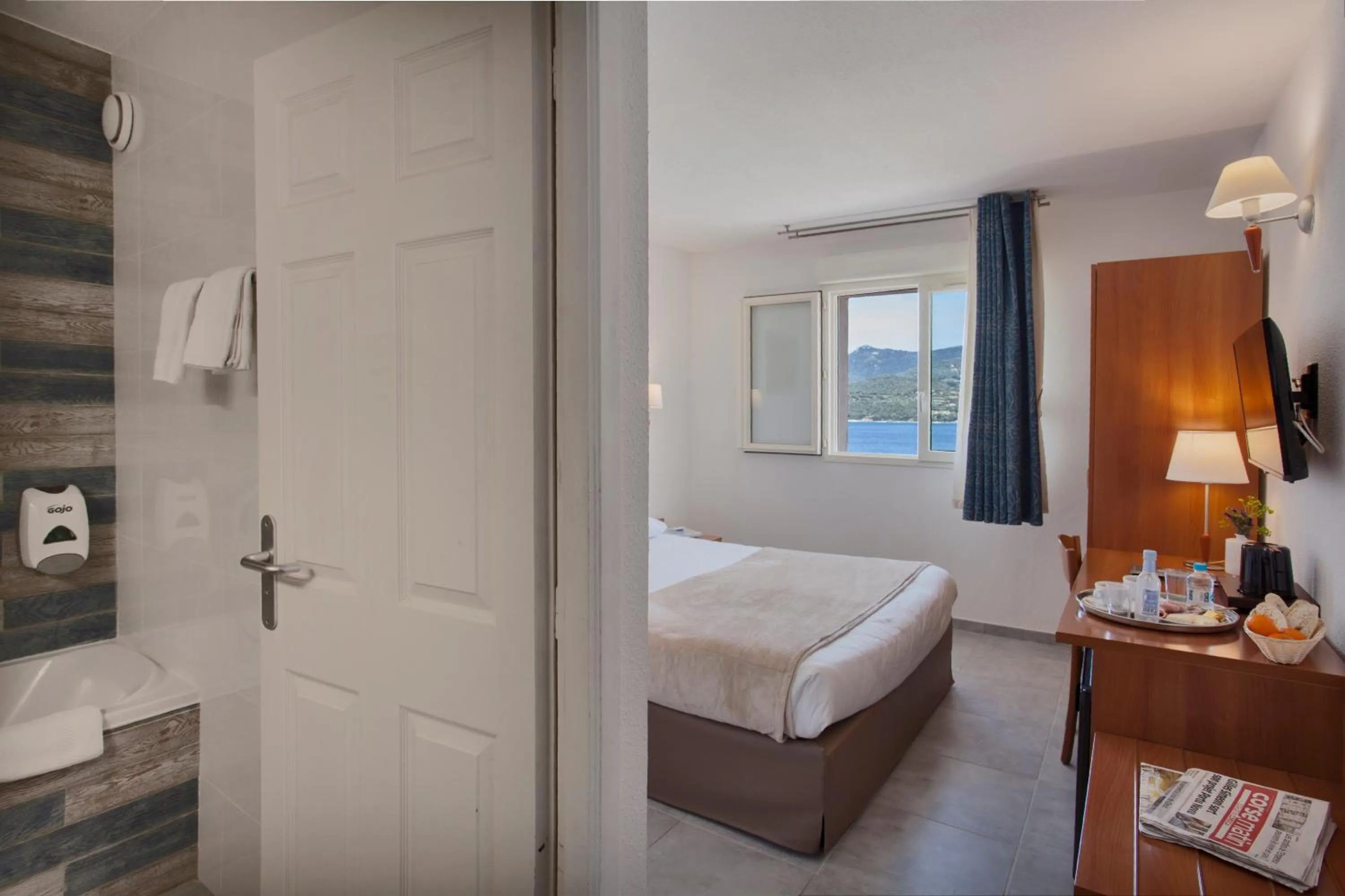 Photo of the whole room, Bed in Le Neptune & Spa