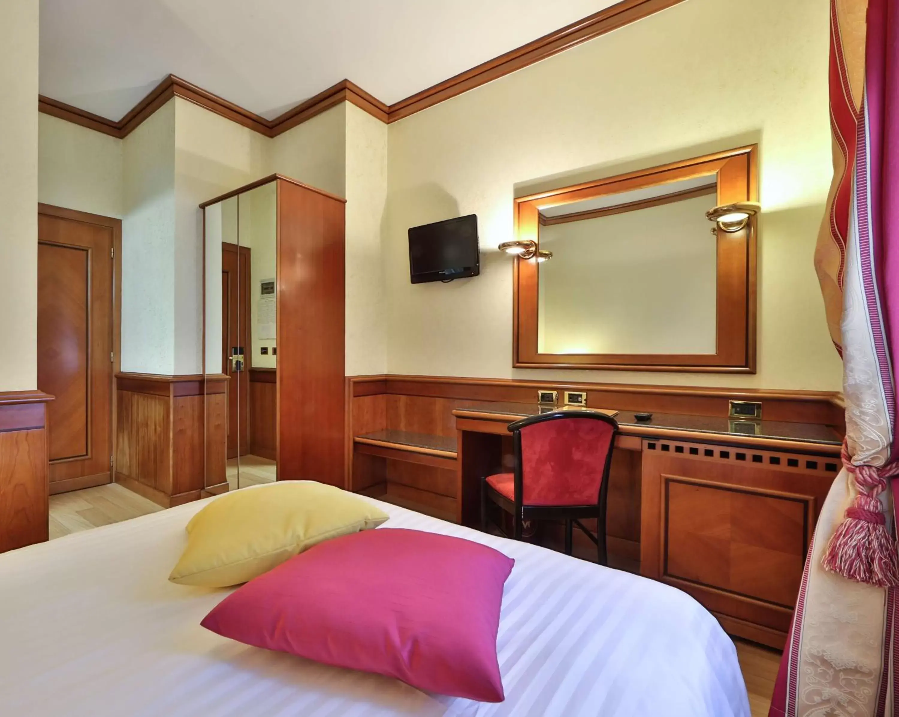 Small Double Room with French Bed in Best Western Hotel Moderno Verdi Small Double Room with French Bed in Best Western Hotel Moderno Verdi