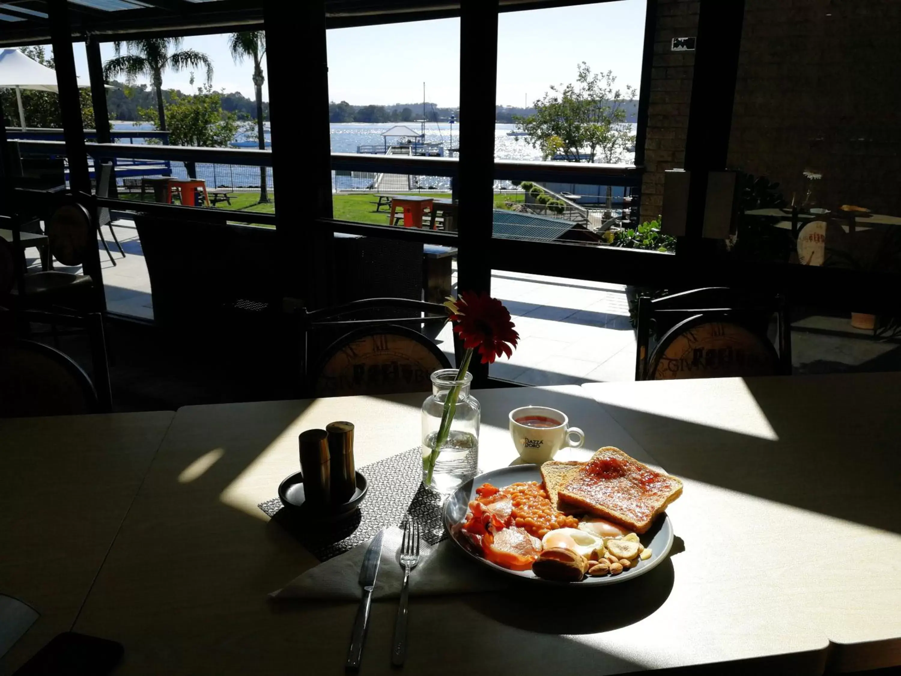 Food and drinks in Mariners on the Waterfront