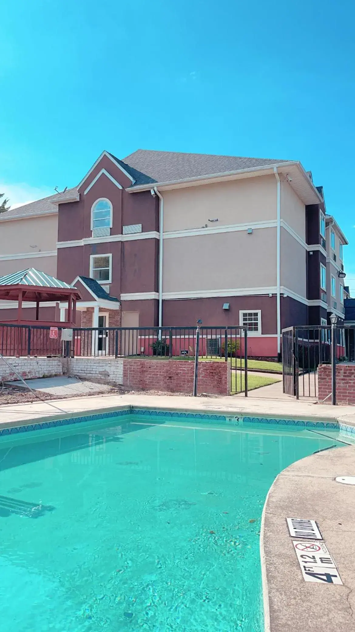 Swimming pool, Property Building in Quality Inn & Suites Fort Gordon