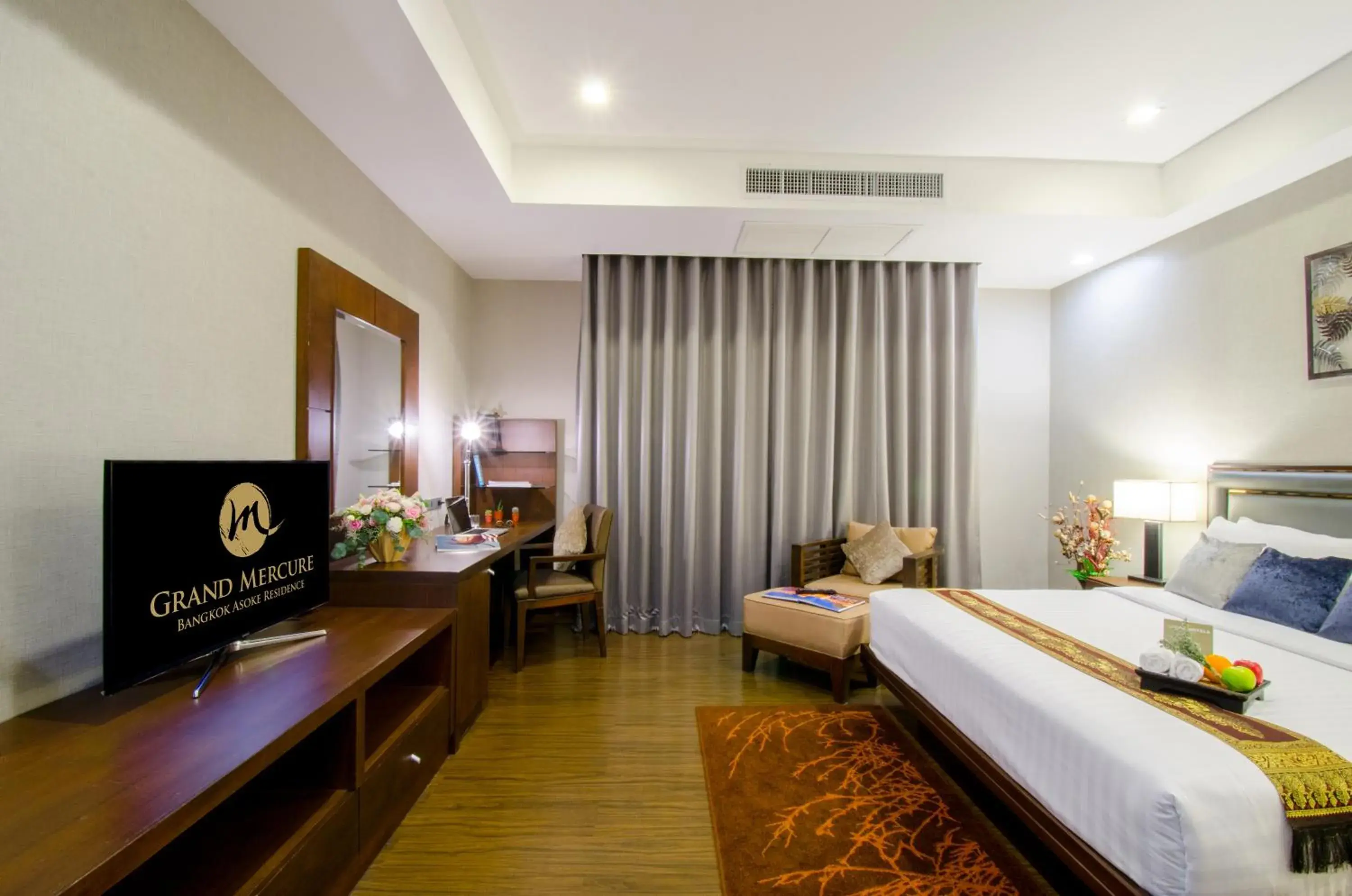 Bedroom, TV/Entertainment Center in Grand Mercure Bangkok Asoke Residence