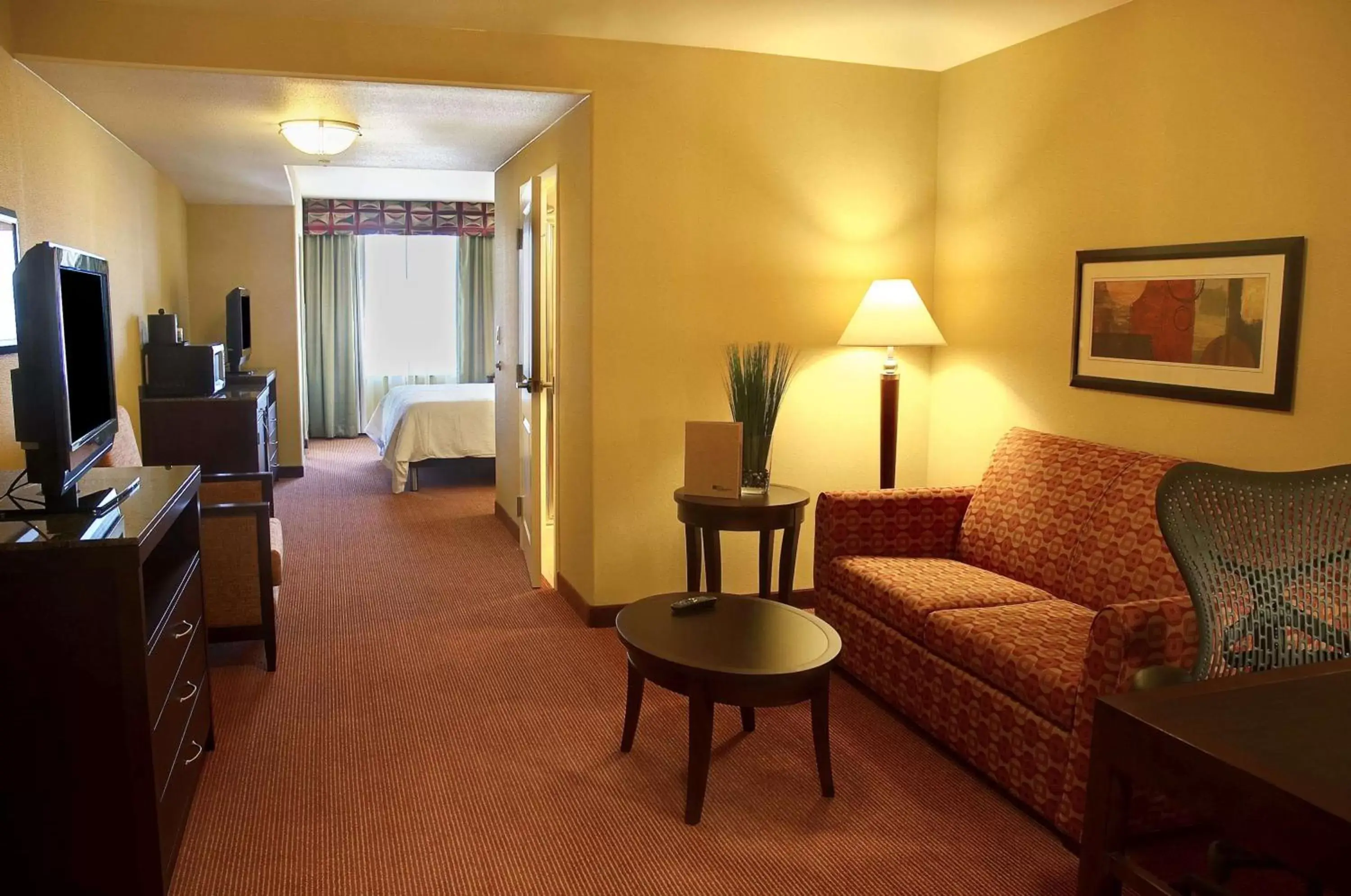 Bed, Seating Area in Hilton Garden Inn Fontana