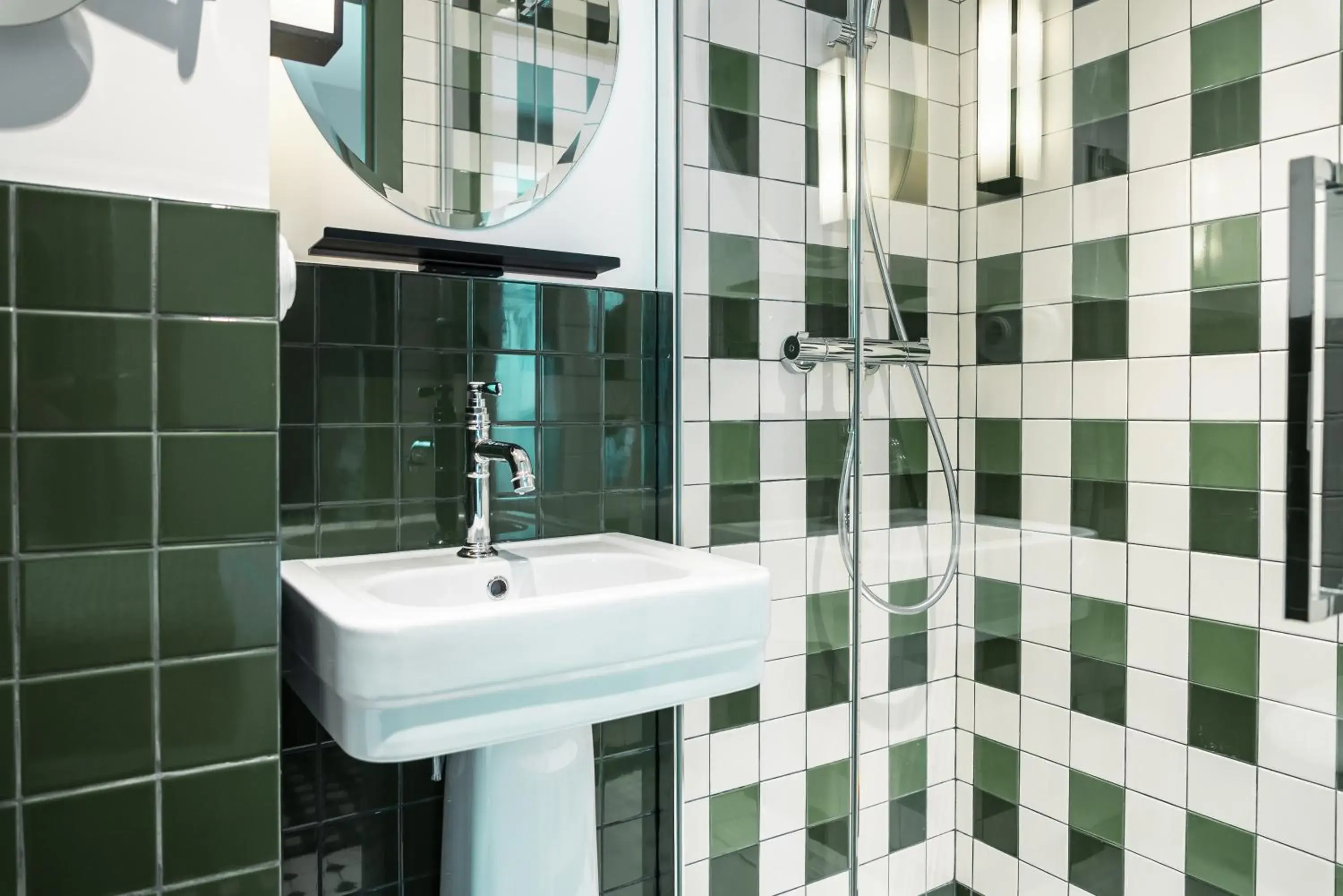 Shower, Bathroom in Kraft Hotel