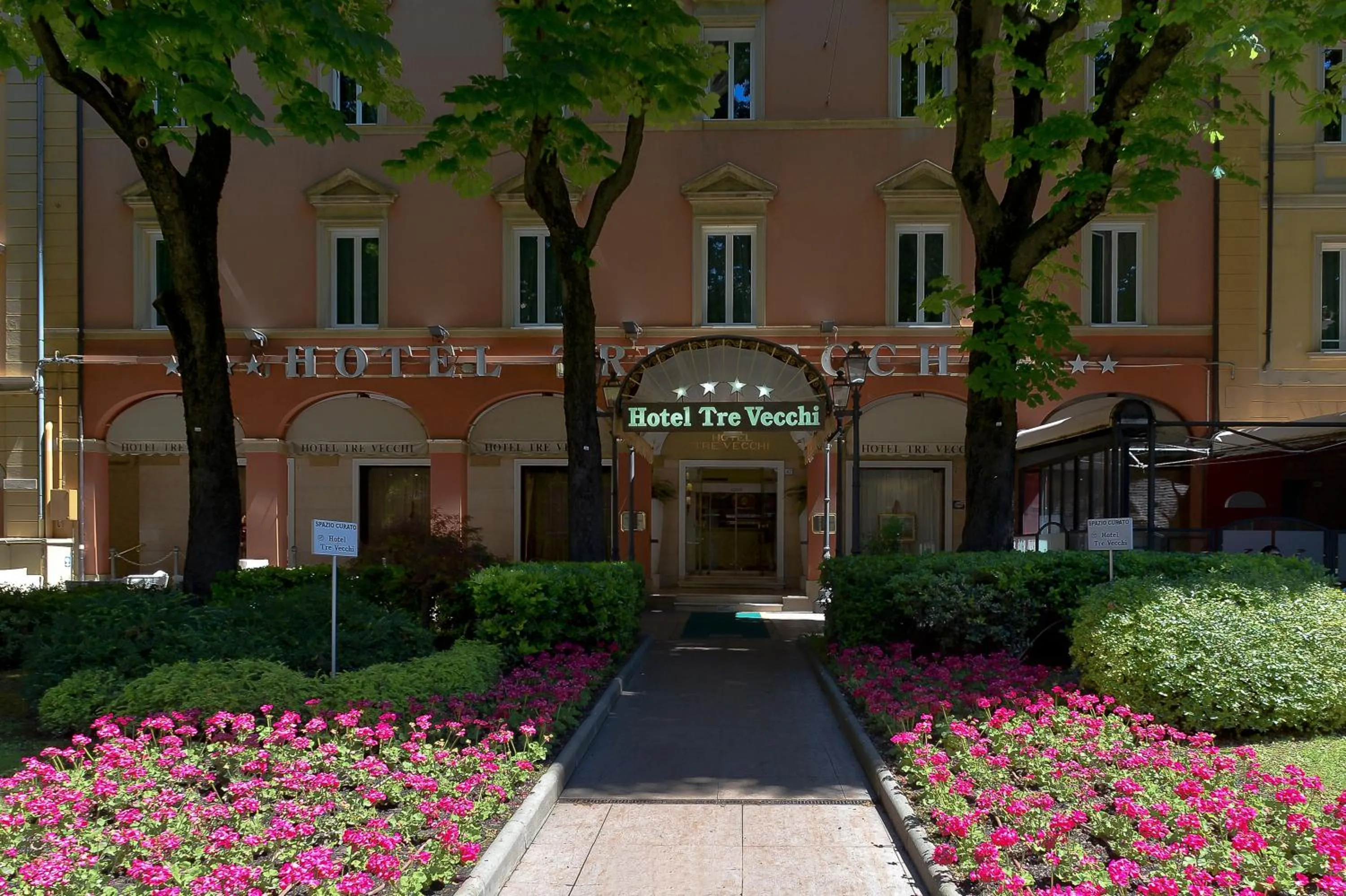 Facade/entrance in Zanhotel Tre Vecchi