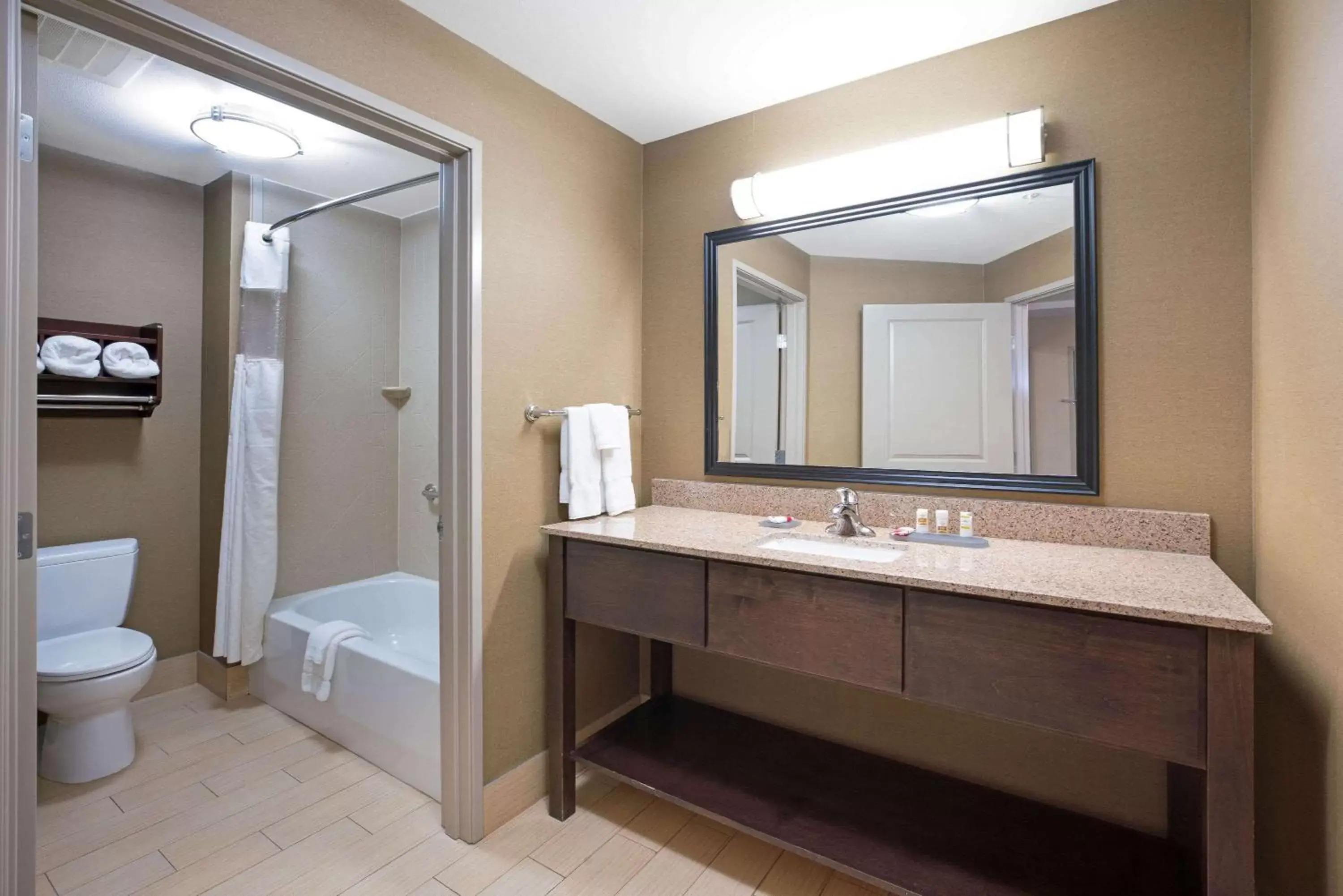 Bathroom in La Quinta by Wyndham Bellingham