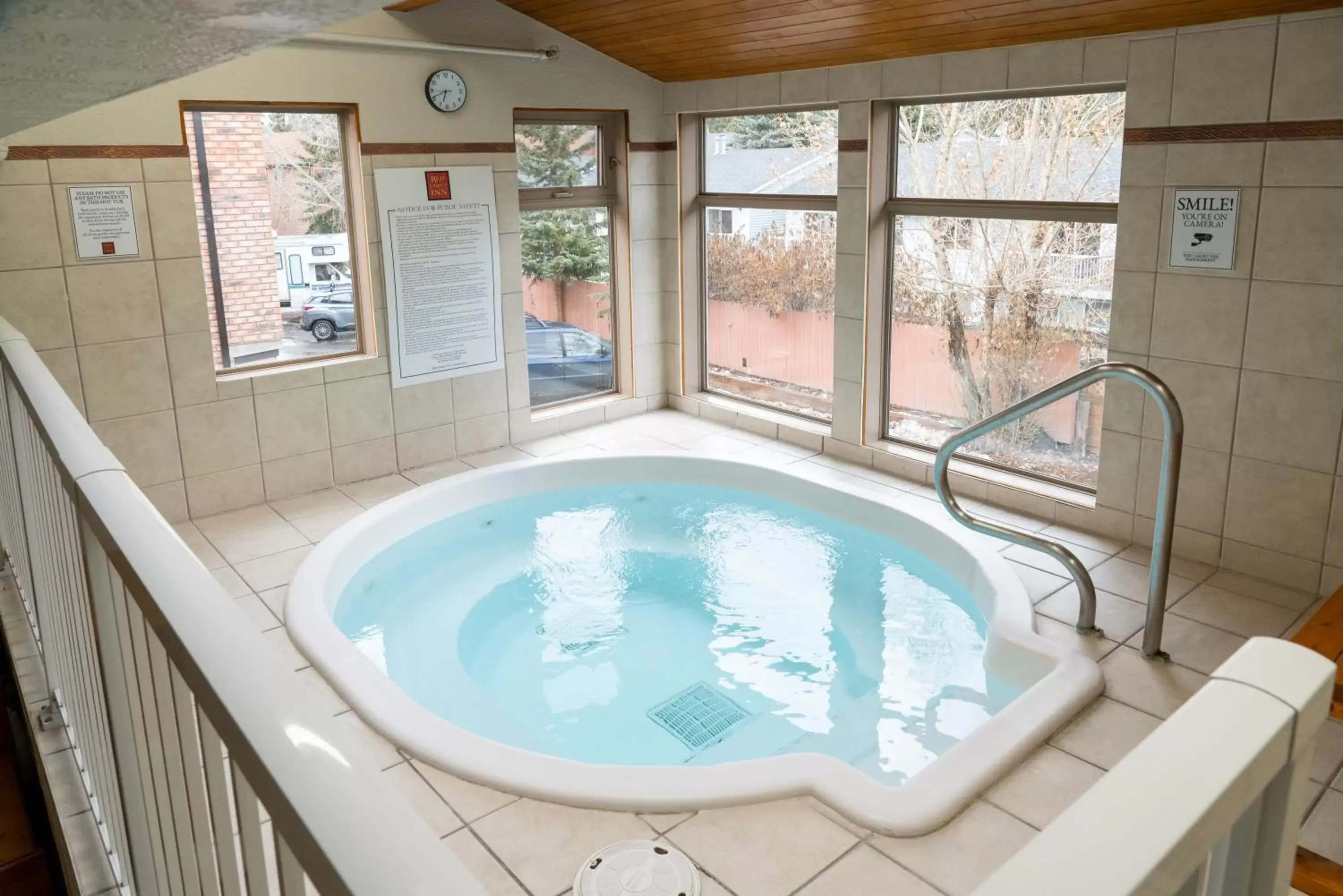 Hot Tub, Swimming Pool in Red Carpet Inn