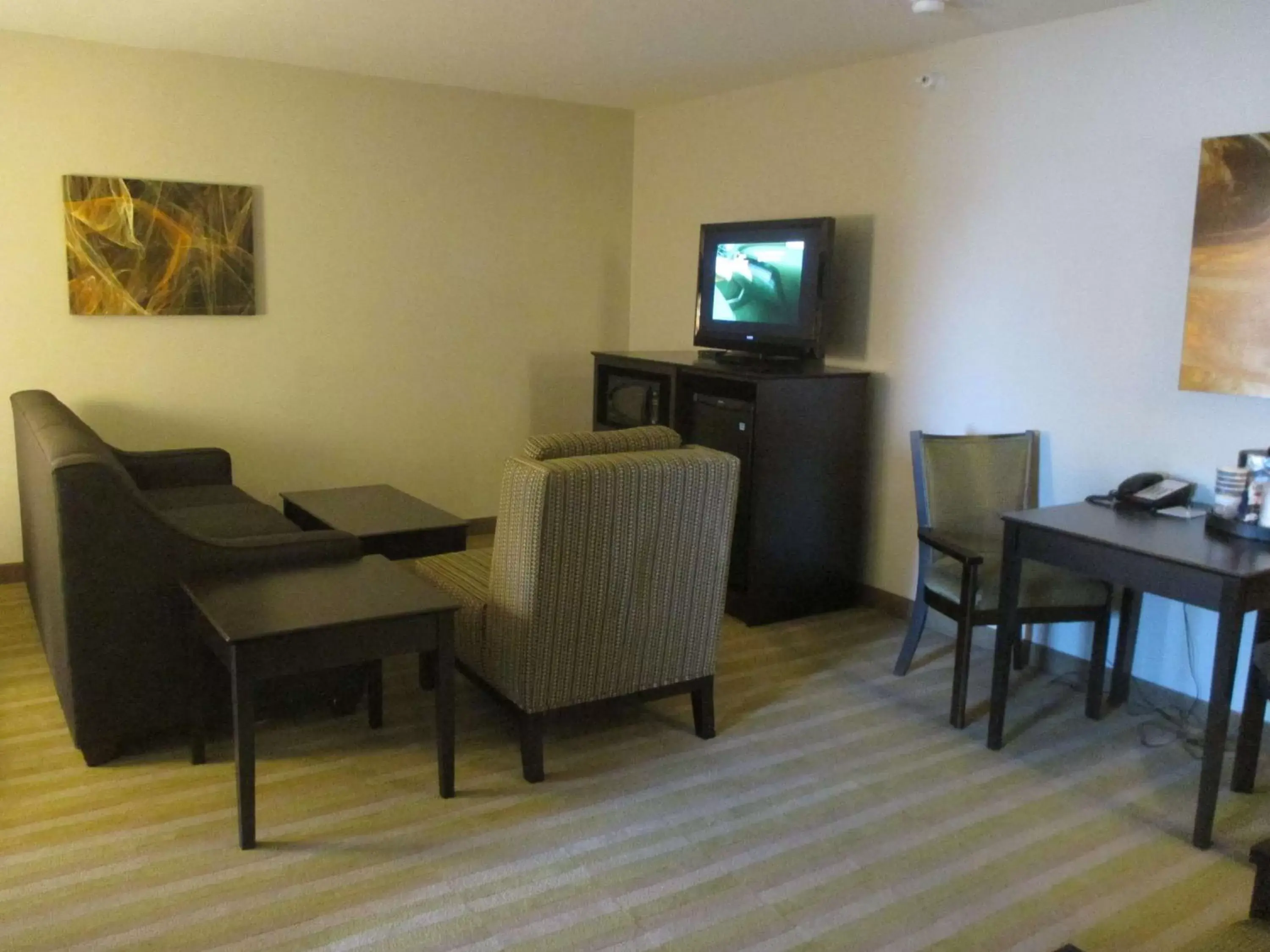 Photo of the whole room, TV/Entertainment Center in Best Western Harvest Inn & Suites