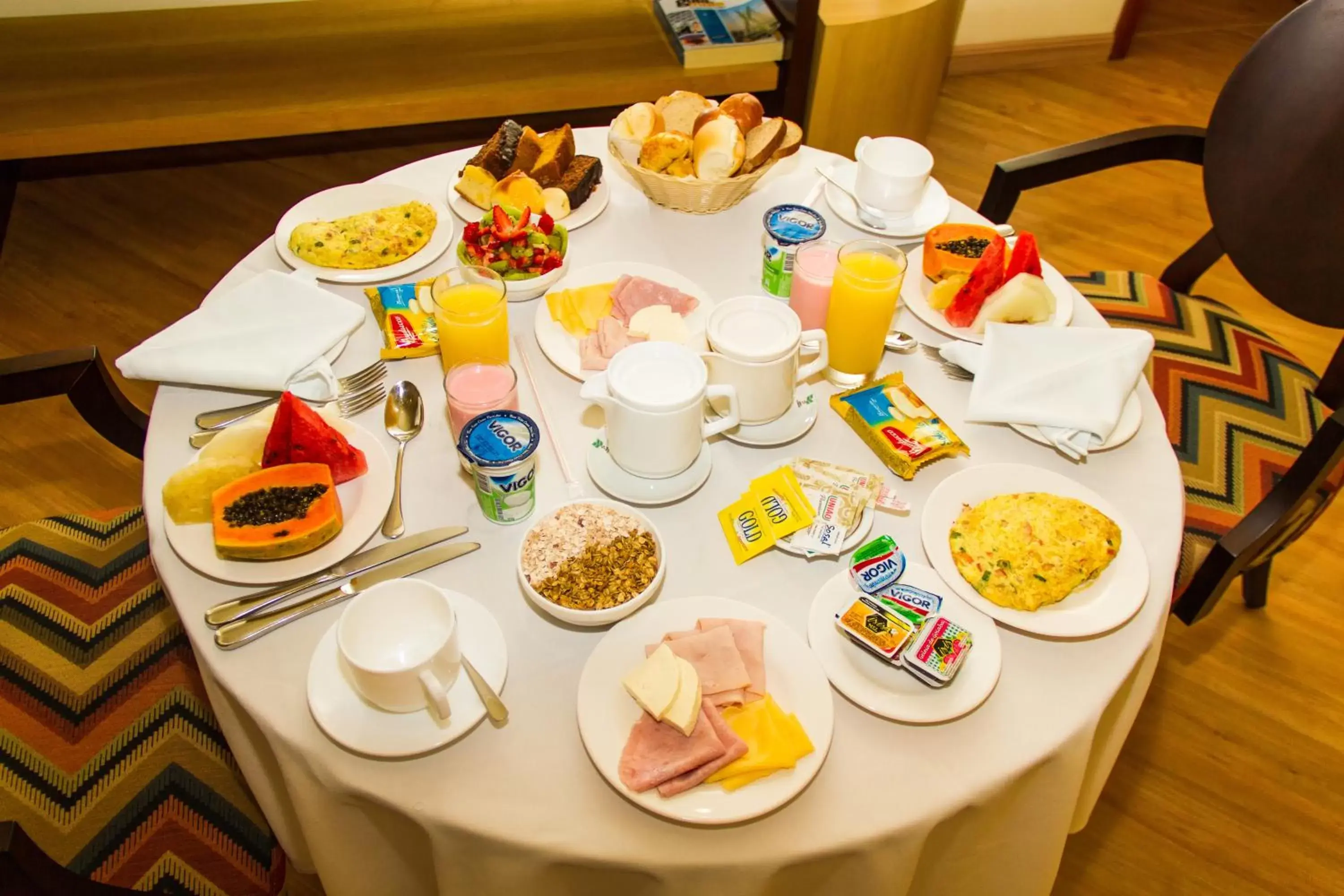 Dining area, Breakfast in Golden Tower Pinheiros by Fênix Hotéis