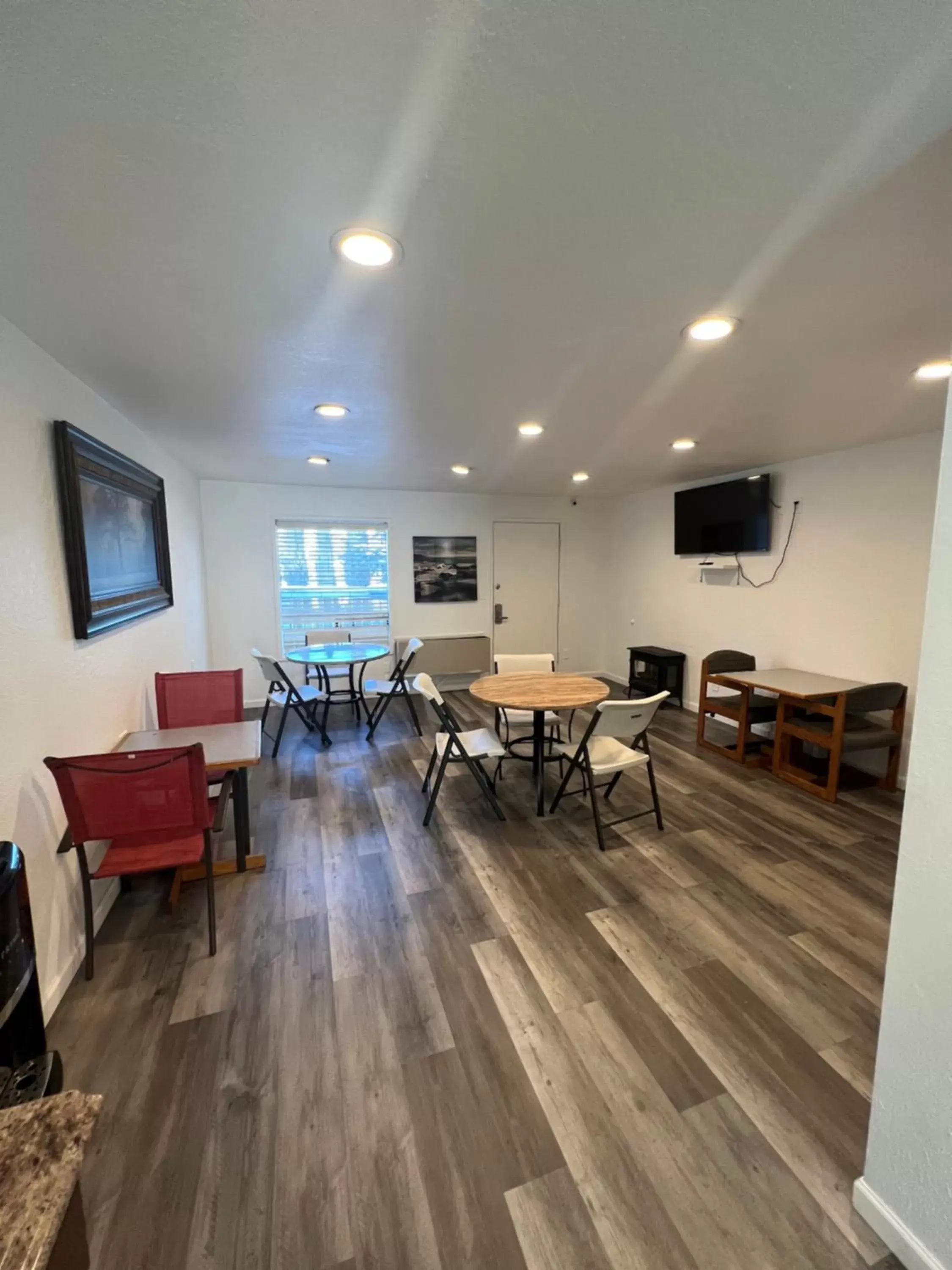 Seating Area in Cedarwood Inn