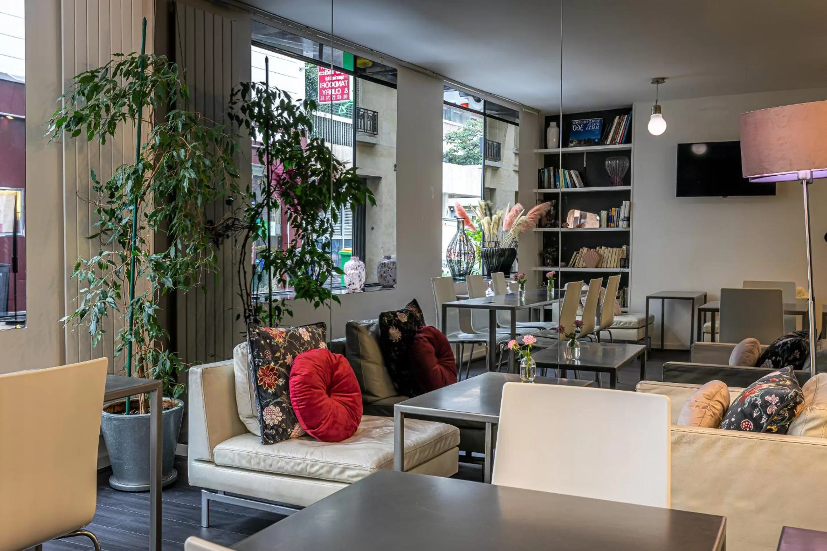 Communal lounge/ TV room in Hotel Glasgow Monceau by Patrick Hayat