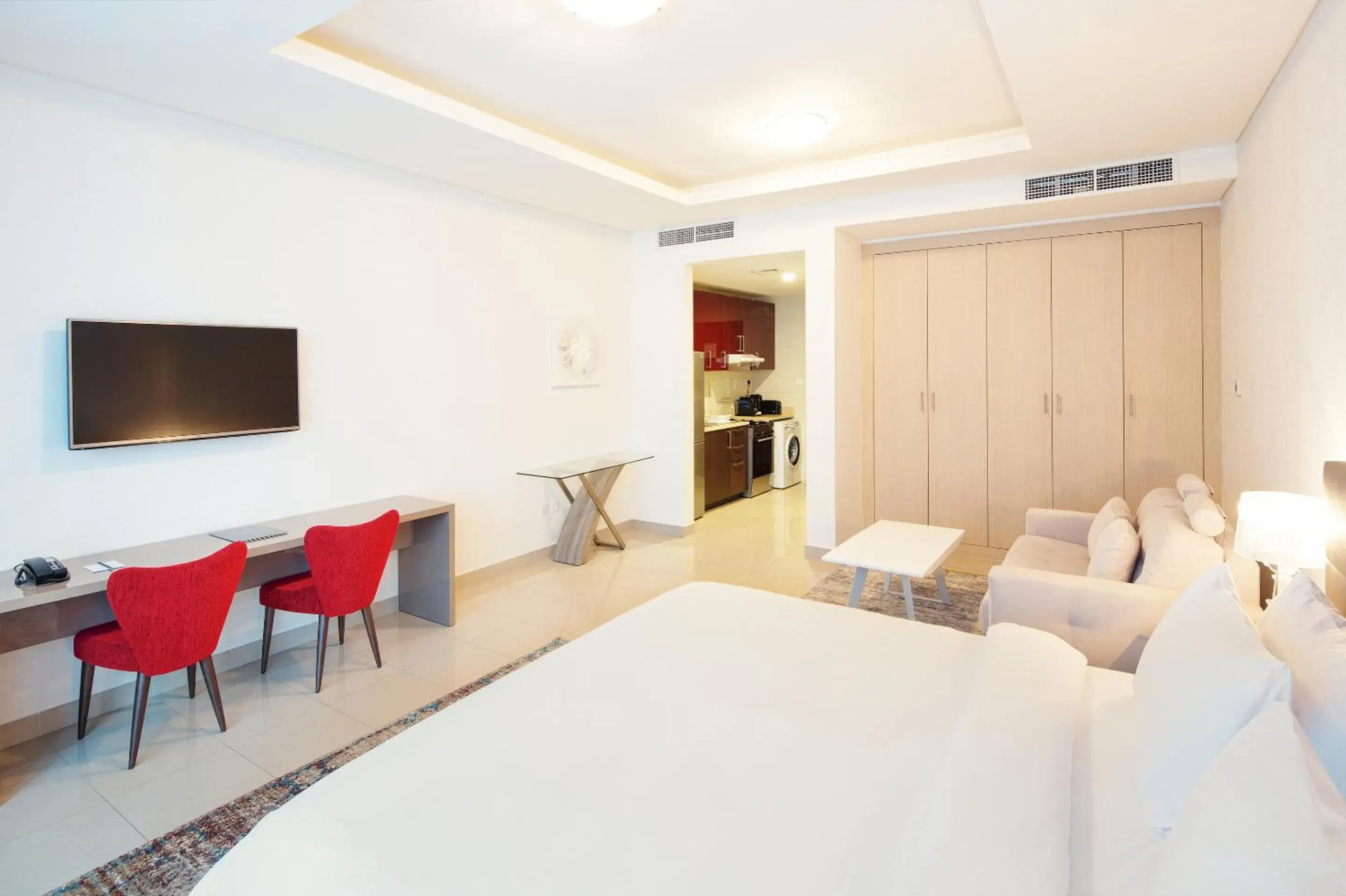 Bed, TV/Entertainment Center in Barceló Residences Dubai Marina