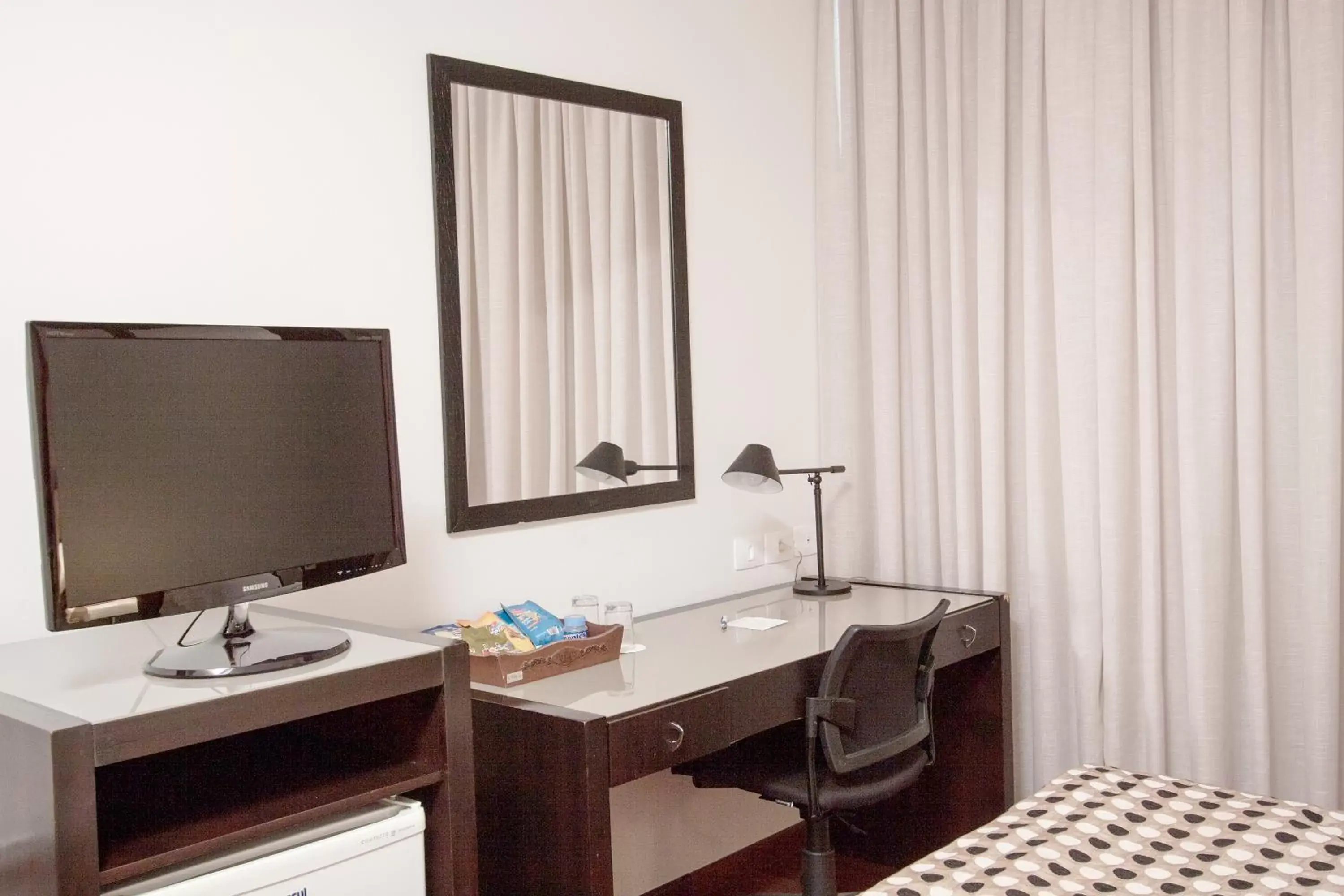 Bedroom, TV/Entertainment Center in Mabu Curitiba Business