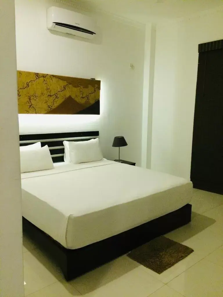 Bed in Sunrise Palace Negombo