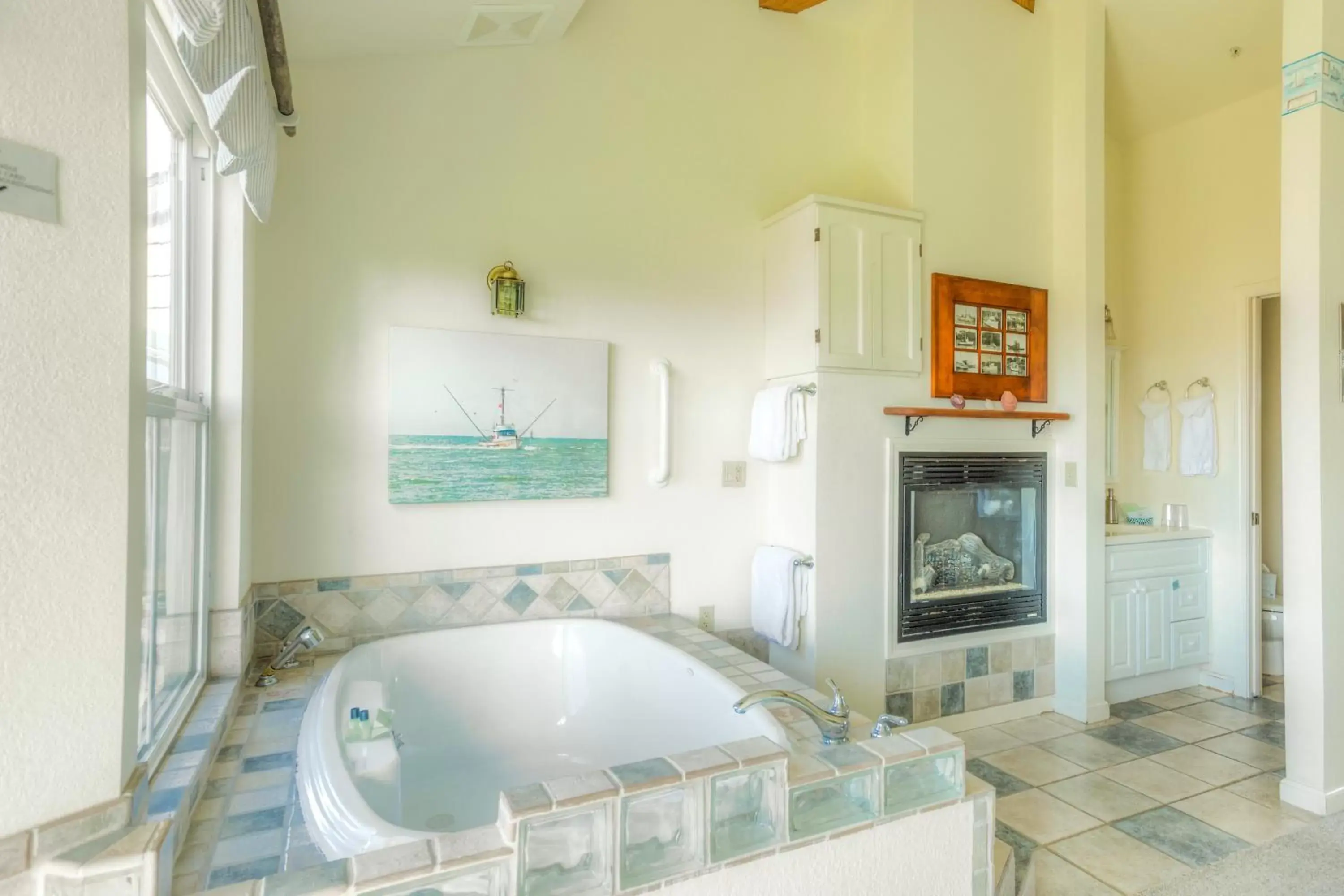 Shower, Bathroom in Captain's Inn at Moss Landing