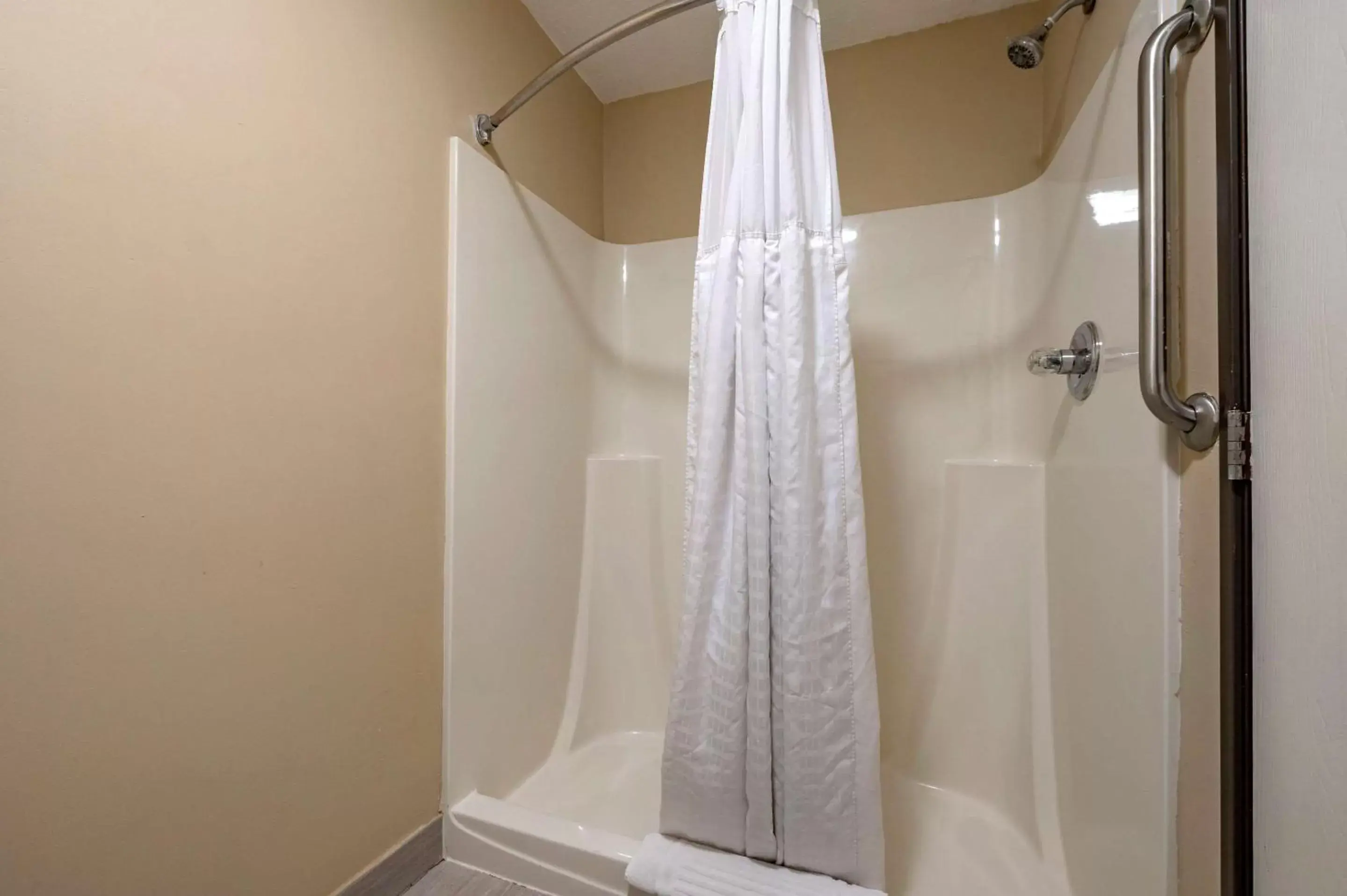 Bathroom in Comfort Inn Romeoville - Bolingbrook