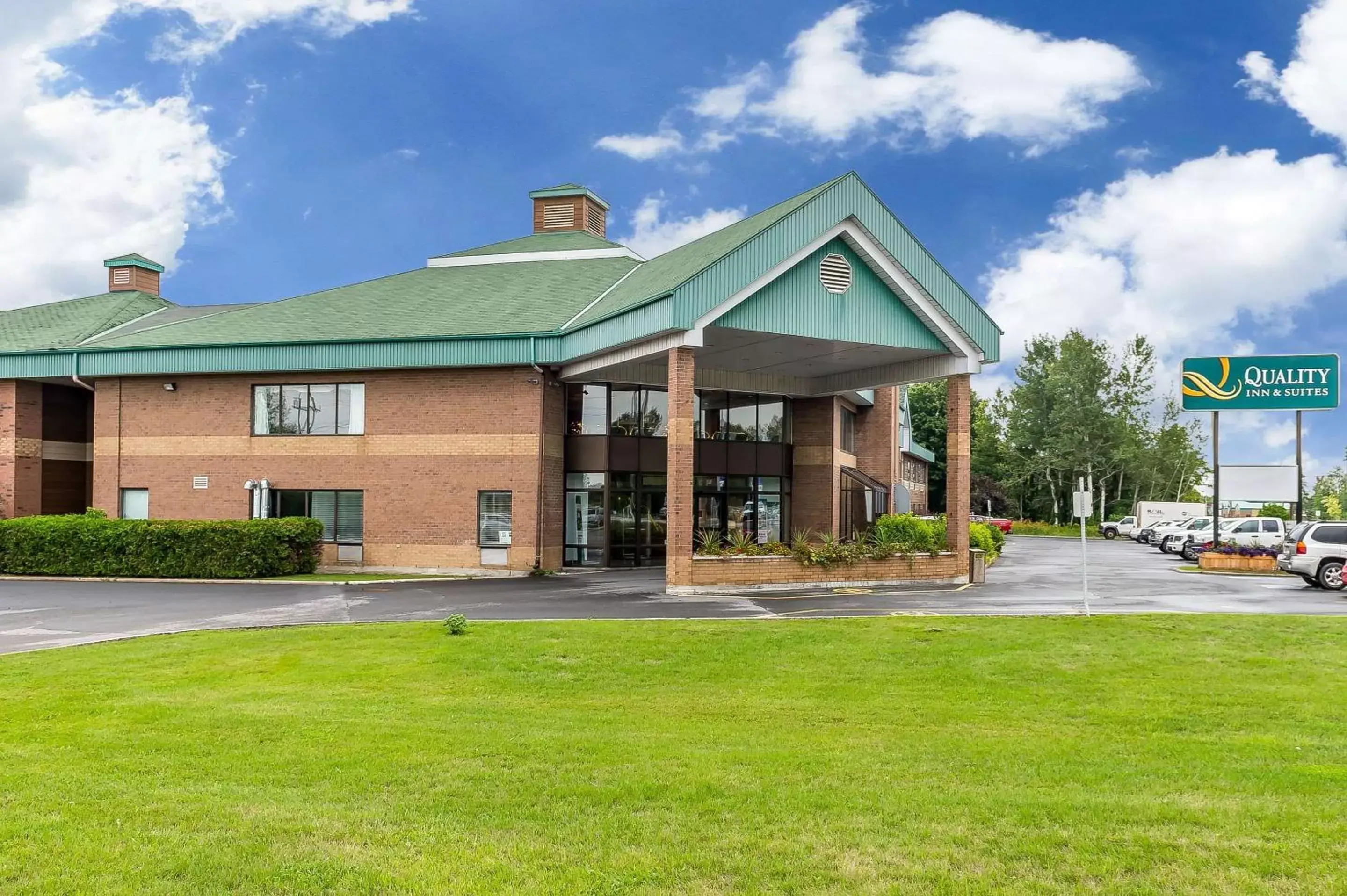 Property building in Quality Inn & Suites Hawkesbury