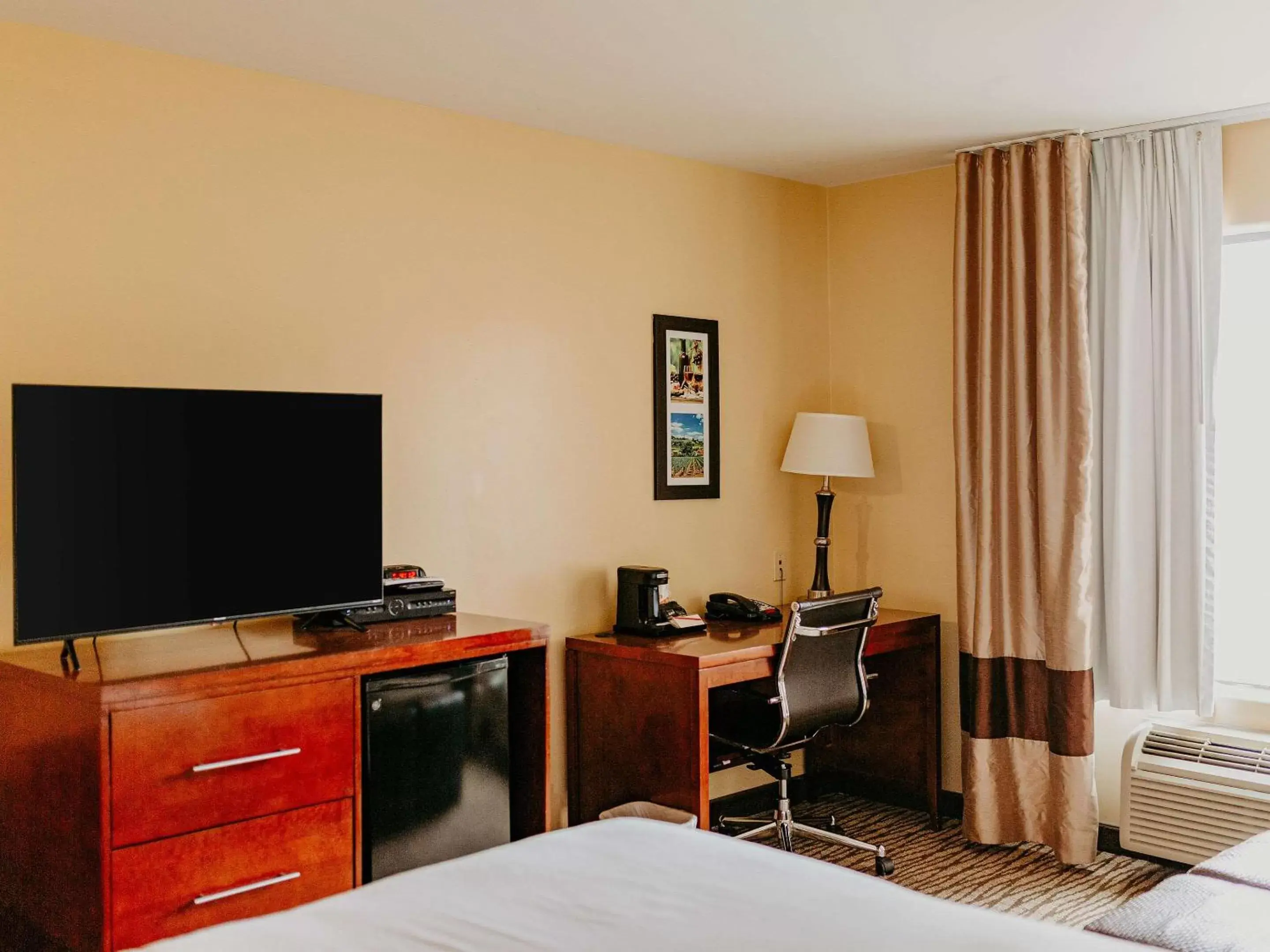 Bedroom, TV/Entertainment Center in Comfort Inn Pomona Near FairPlex