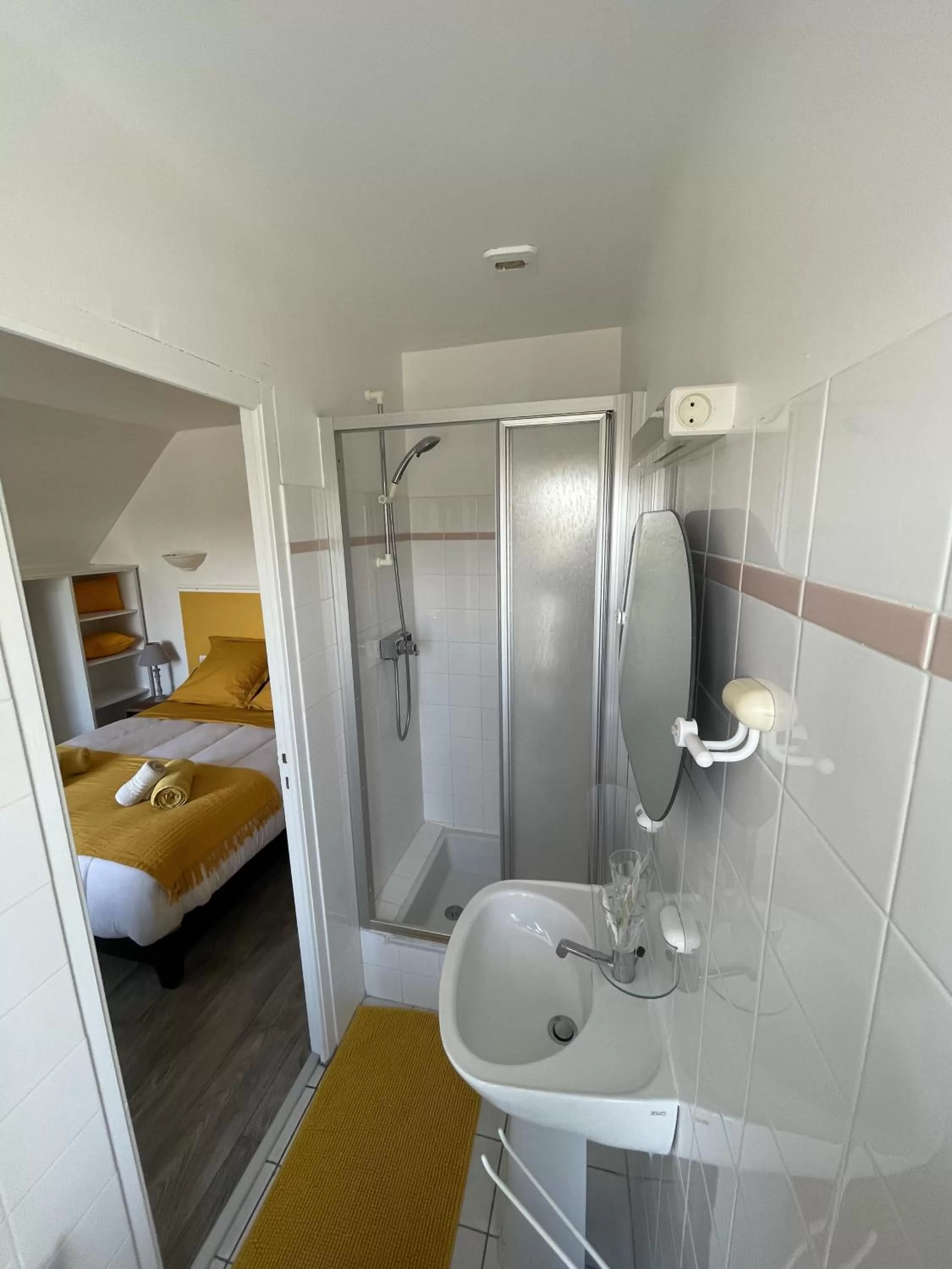 Bathroom in TREAS GLAZ