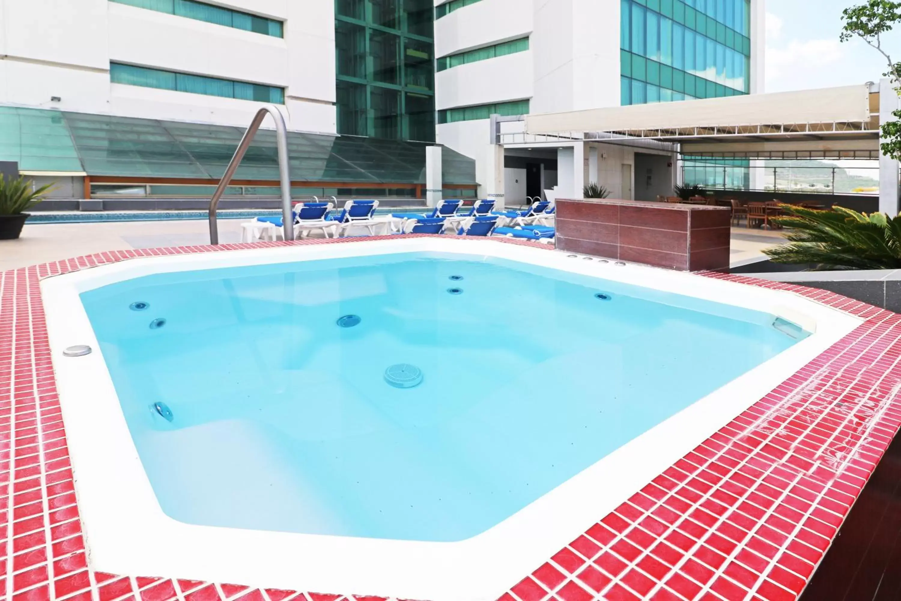Swimming Pool in Holiday Inn Queretaro Zona Krystal, an IHG Hotel