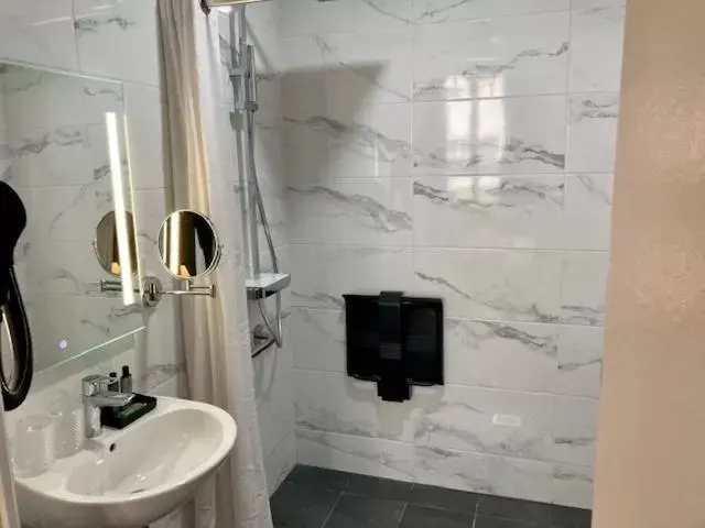 Bathroom in Hôtel Coeur De Loire