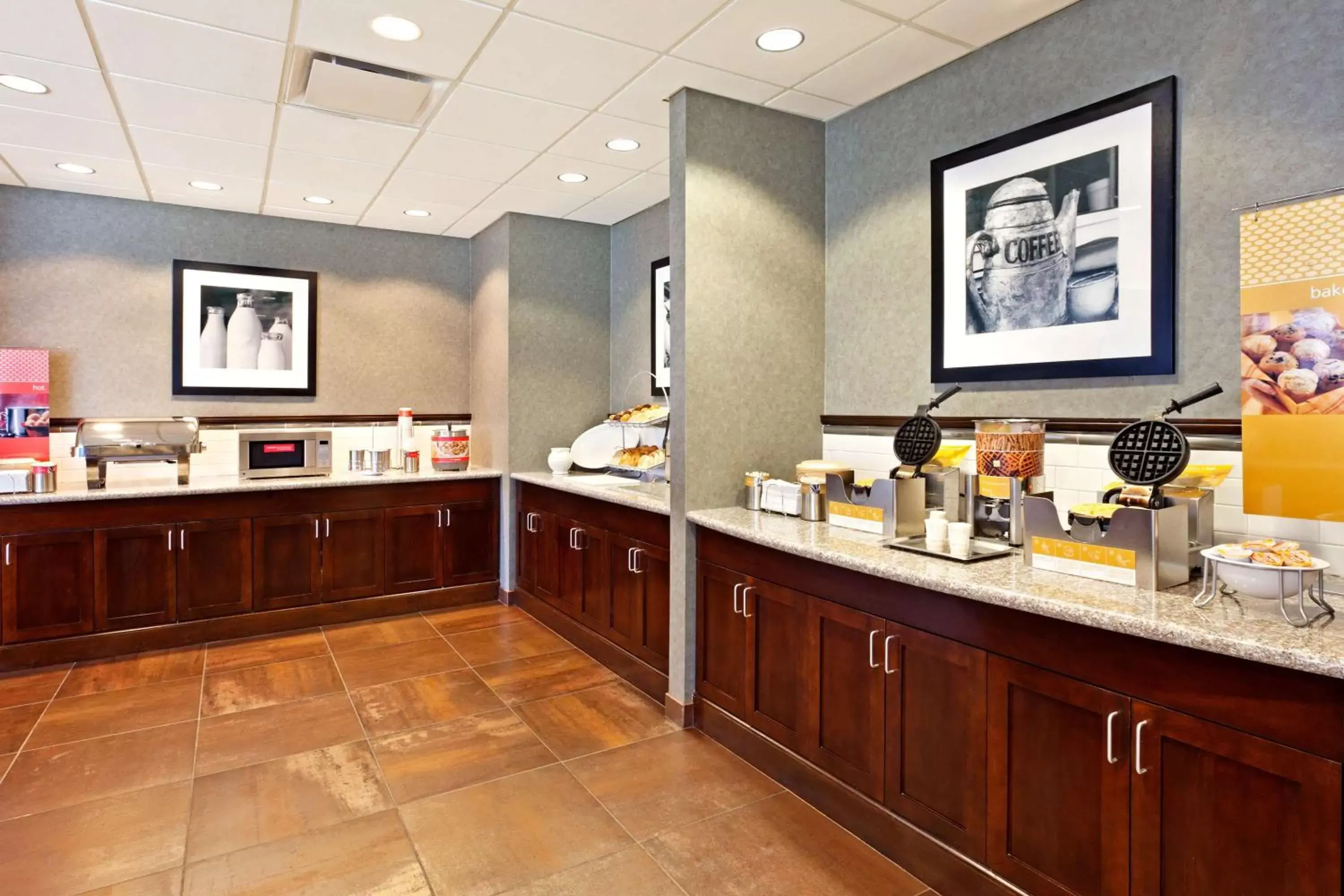 Breakfast, Kitchen/Kitchenette in Hampton Inn & Suites Omaha-Downtown