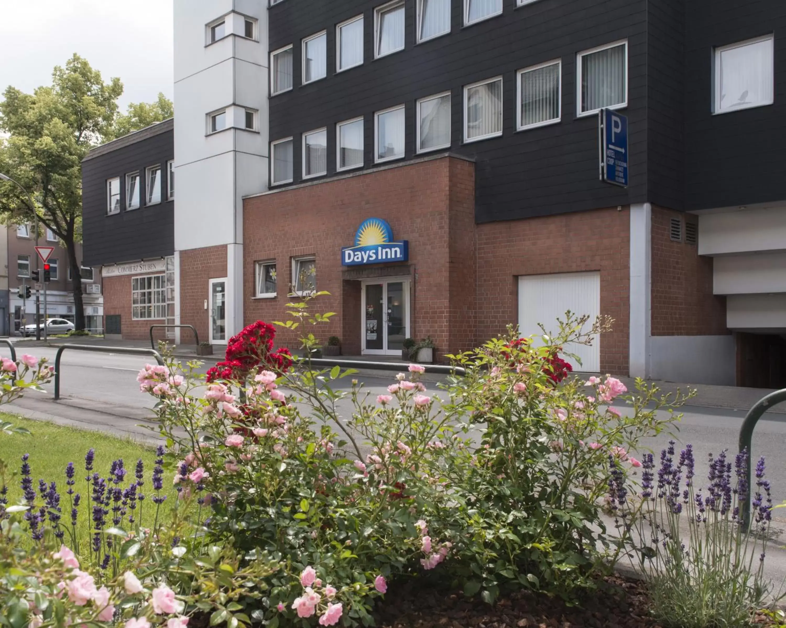 Facade/entrance, Property Building in Days Inn Dortmund West