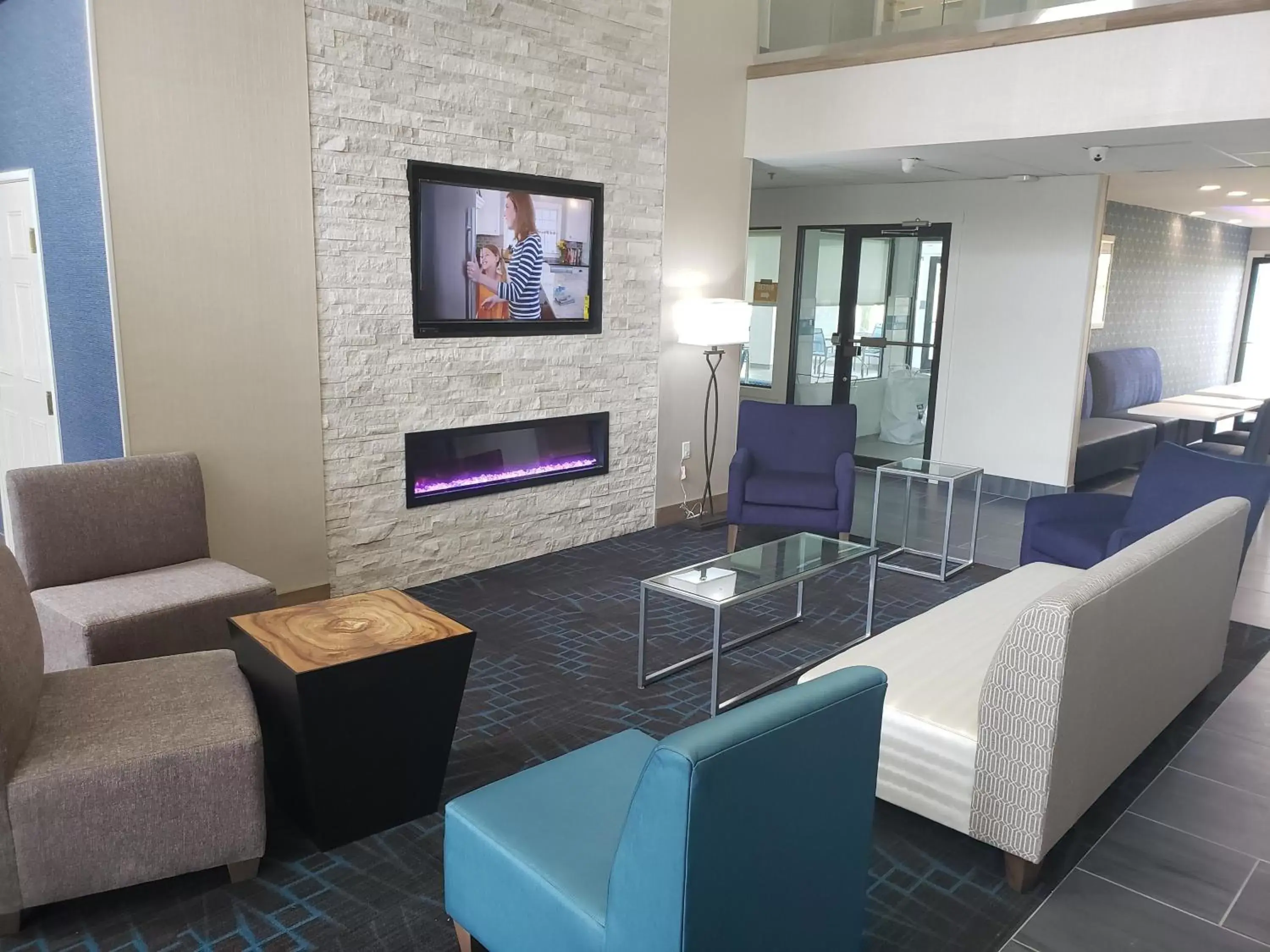 Communal lounge/ TV room, Seating Area in Comfort Inn & Suites Tipp City - I-75