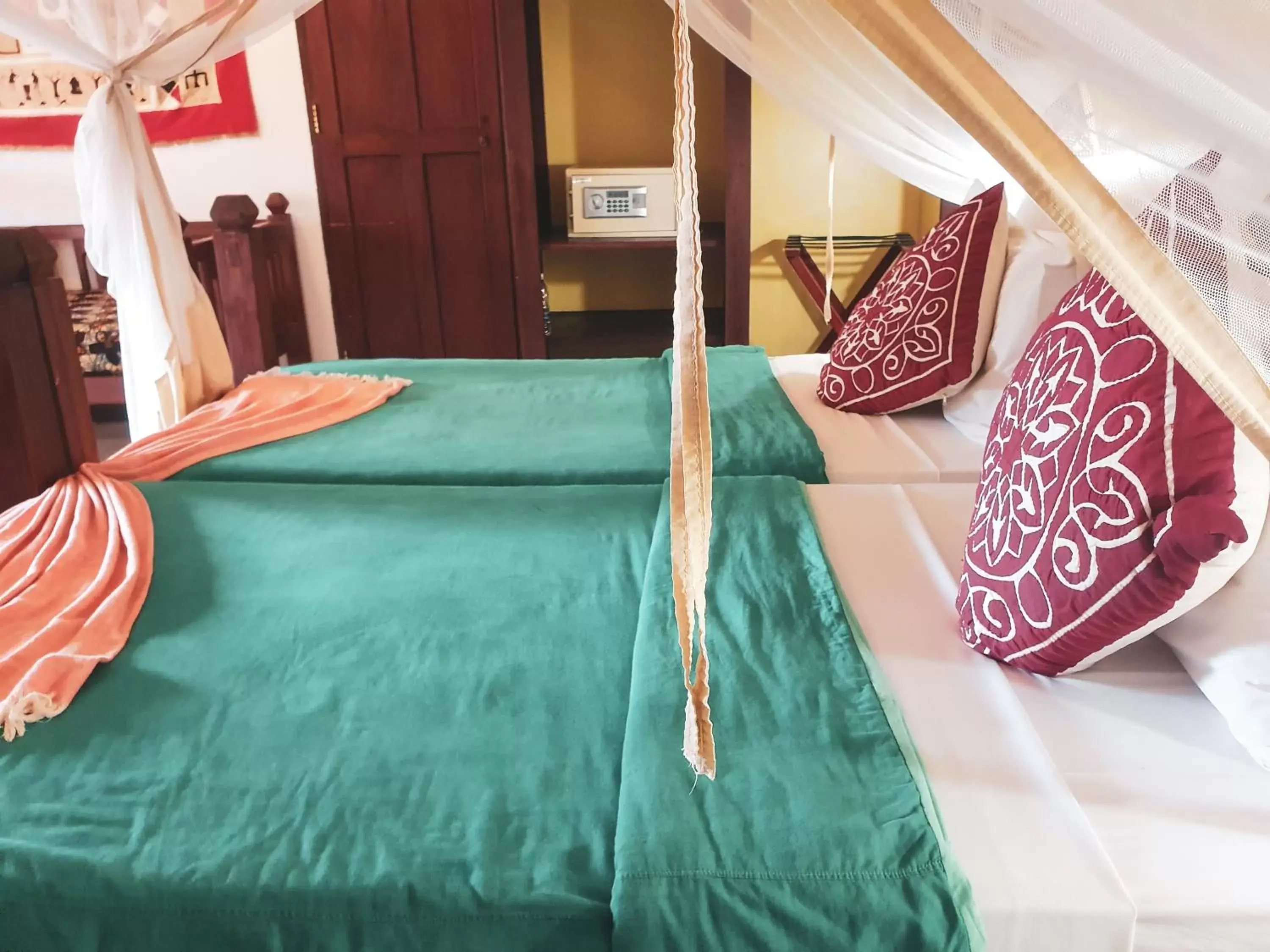 Bedroom, Bed in Flame Tree Cottages