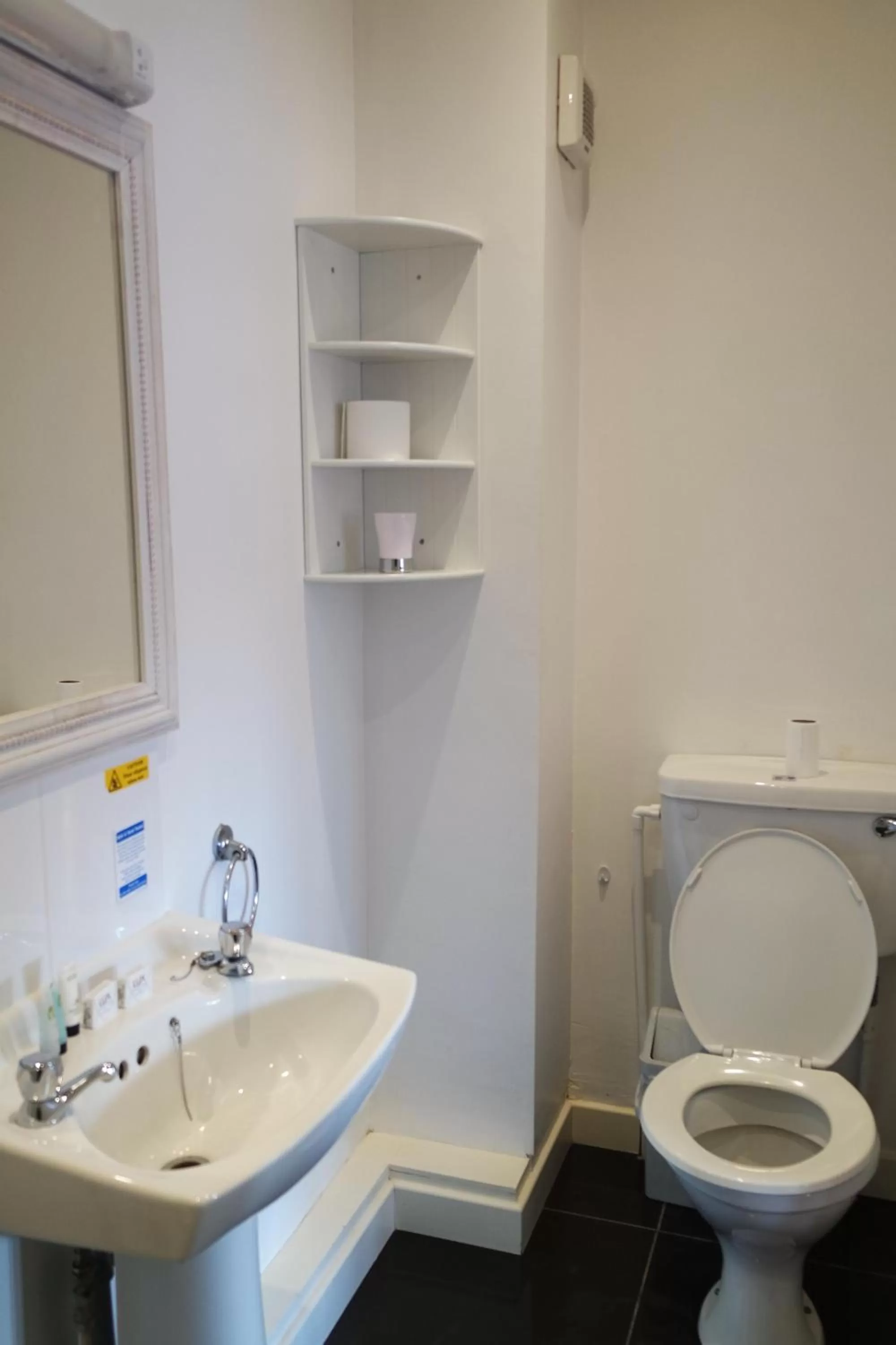 Bathroom in Gable End Hotel