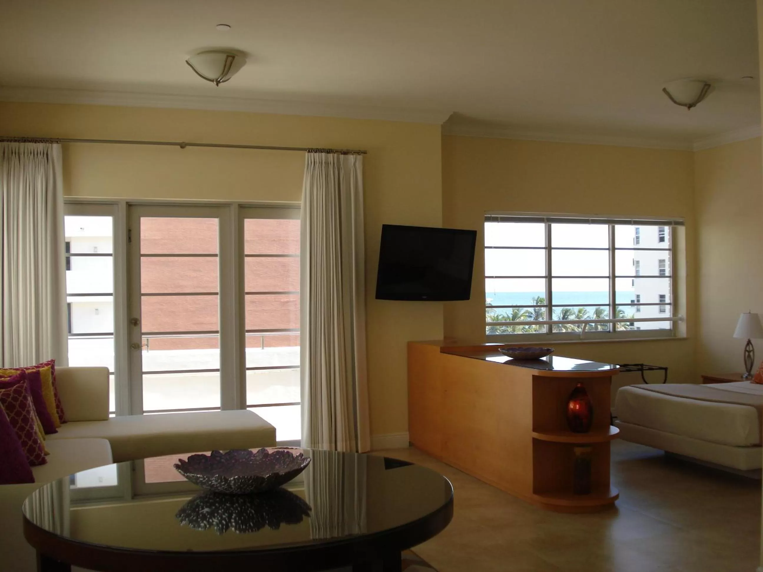 Photo of the whole room, Seating Area in Westover Arms Hotel