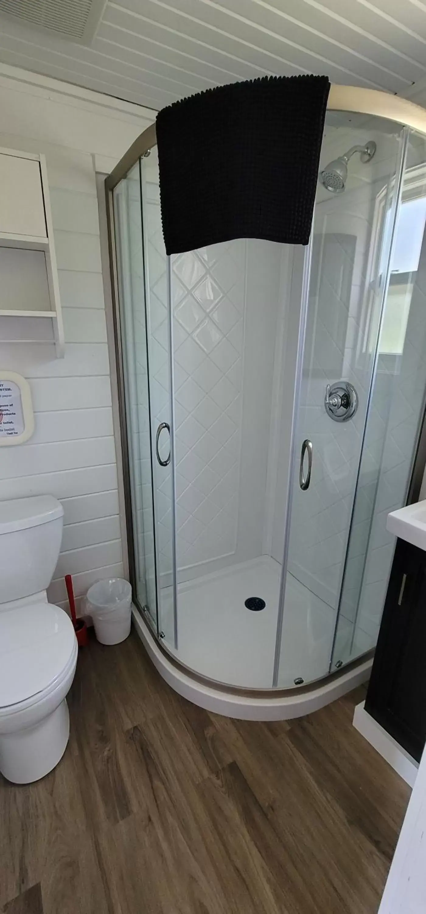 Bathroom in Parkway Cottage Resort and Trading Post