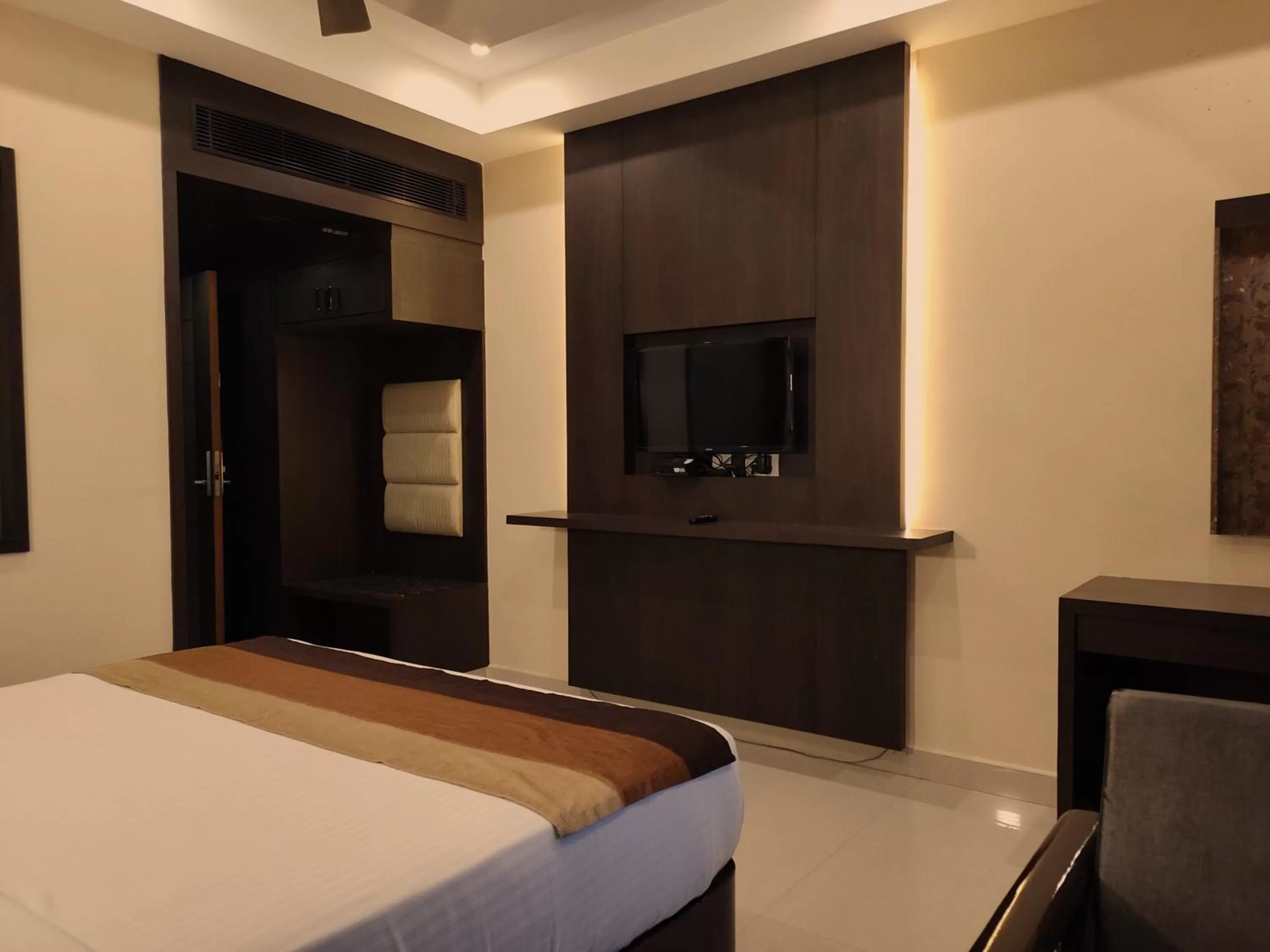 TV and multimedia, Bed in Hotel Deepam