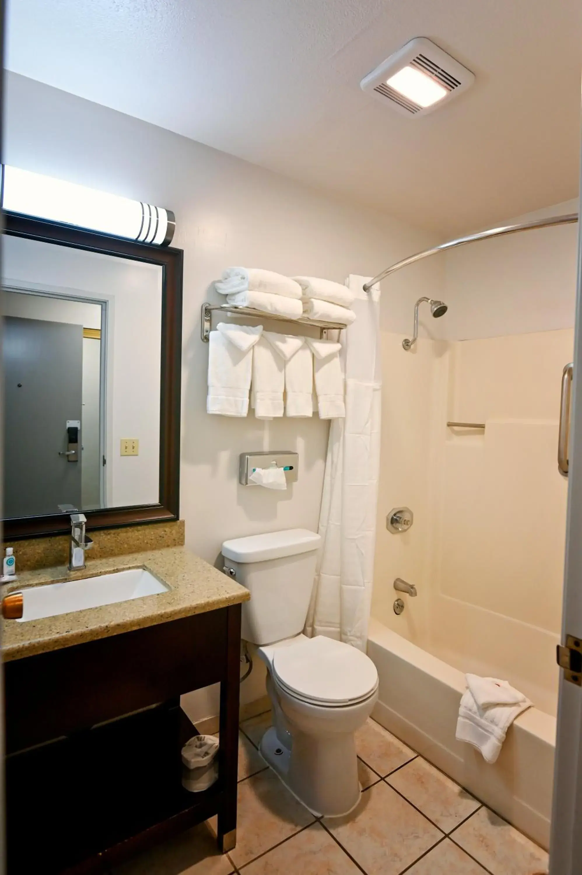 Shower, Bathroom in Comfort Inn Yreka I-5