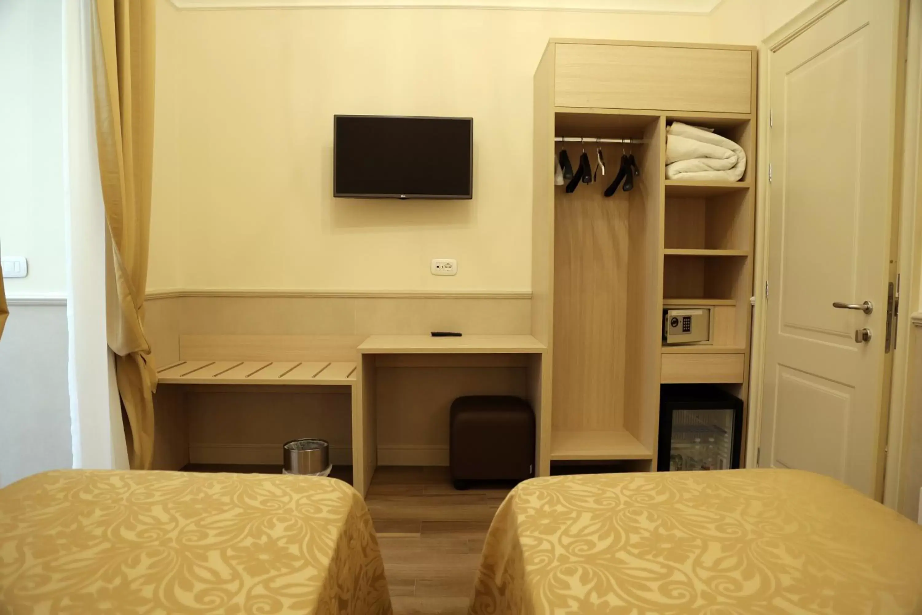 bunk bed, TV/Entertainment Center in Hotel Flavia